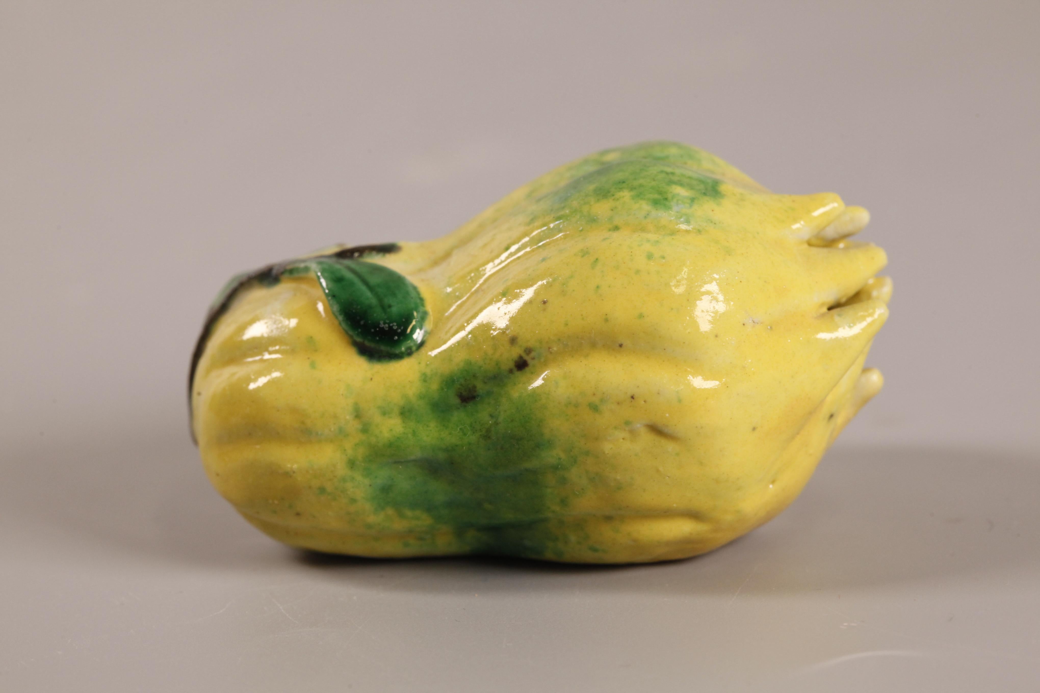3 fruits en porcelaine de Chine, C.I.C. Bon état - En vente à New York, NY