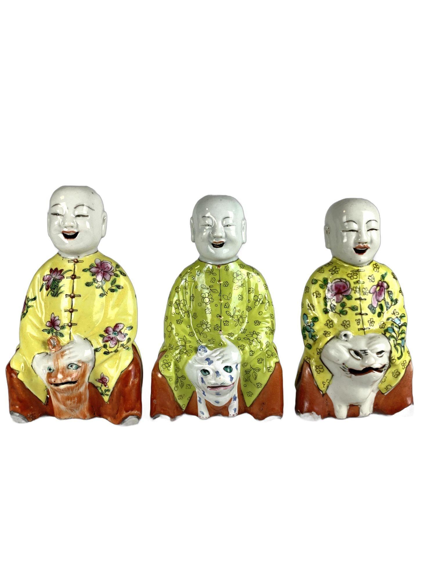 Ce groupe unique de trois garçons rieurs en porcelaine chinoise a été peint à la main au milieu du XIXe siècle, vers 1850.
Chaque personnage a une expression joyeuse et est vêtu de robes émaillées de jaune ou de vert, ornées de motifs floraux