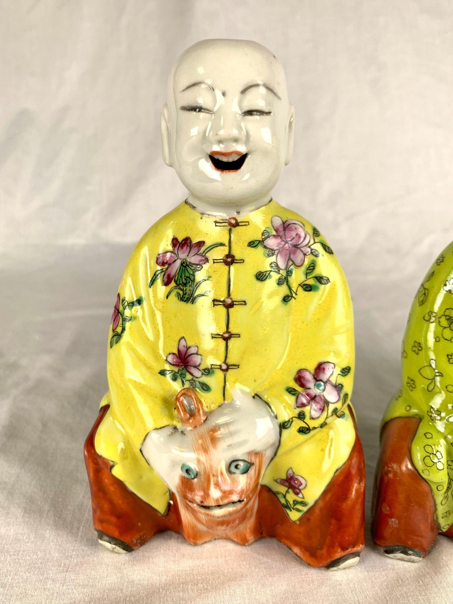 Peint à la main 3 Garçons rieurs en porcelaine de Chine chevauchant des bêtes mythiques peints à la main Ca. 1850 en vente