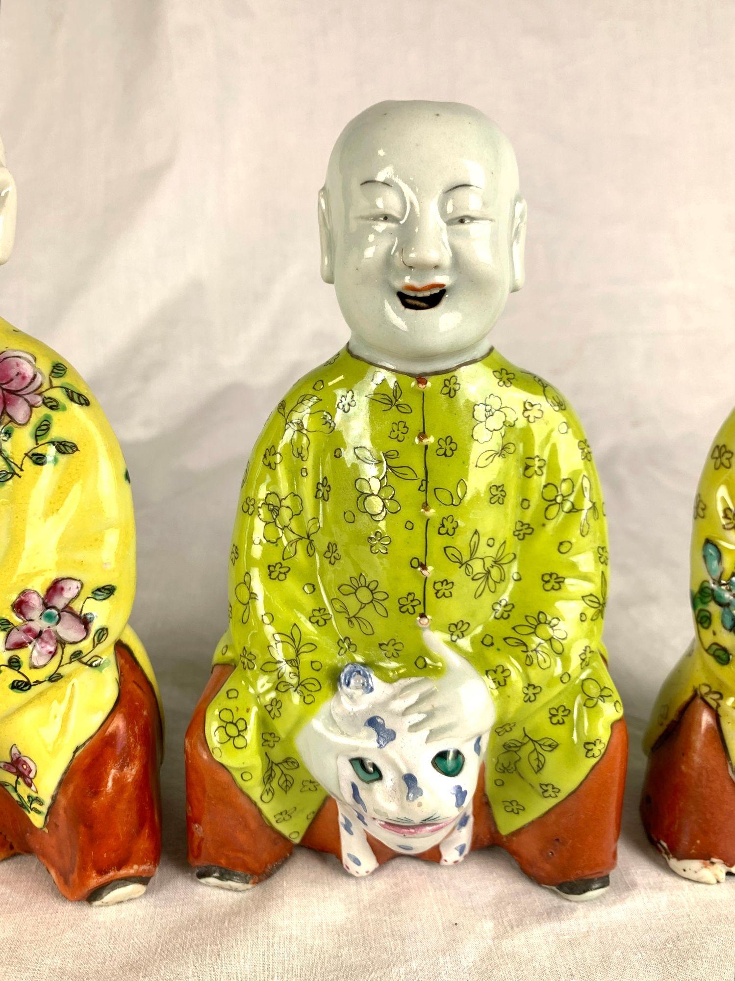 3 Garçons rieurs en porcelaine de Chine chevauchant des bêtes mythiques peints à la main Ca. 1850 Excellent état - En vente à Katonah, NY