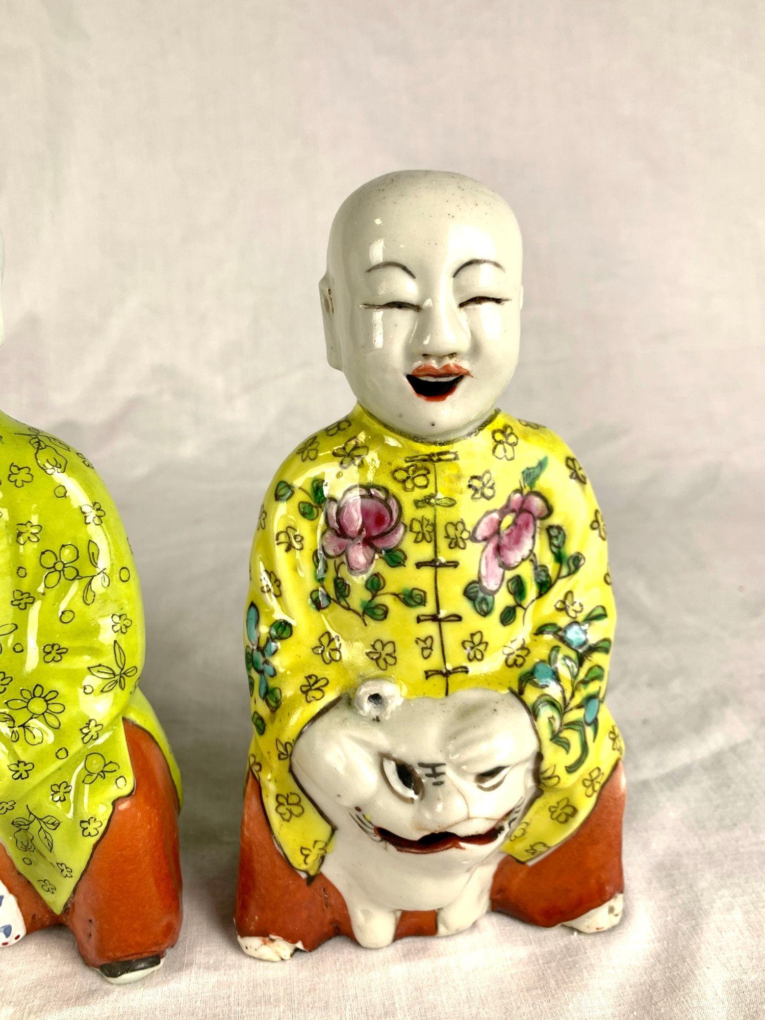 XIXe siècle 3 Garçons rieurs en porcelaine de Chine chevauchant des bêtes mythiques peints à la main Ca. 1850 en vente