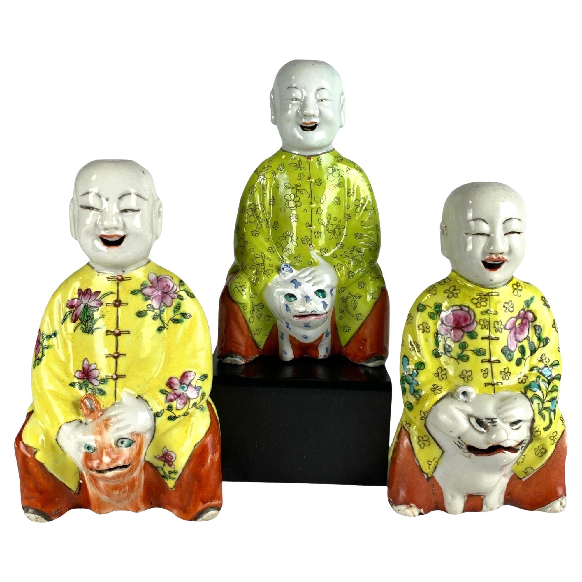 3 Garçons rieurs en porcelaine de Chine chevauchant des bêtes mythiques peints à la main Ca. 1850 en vente