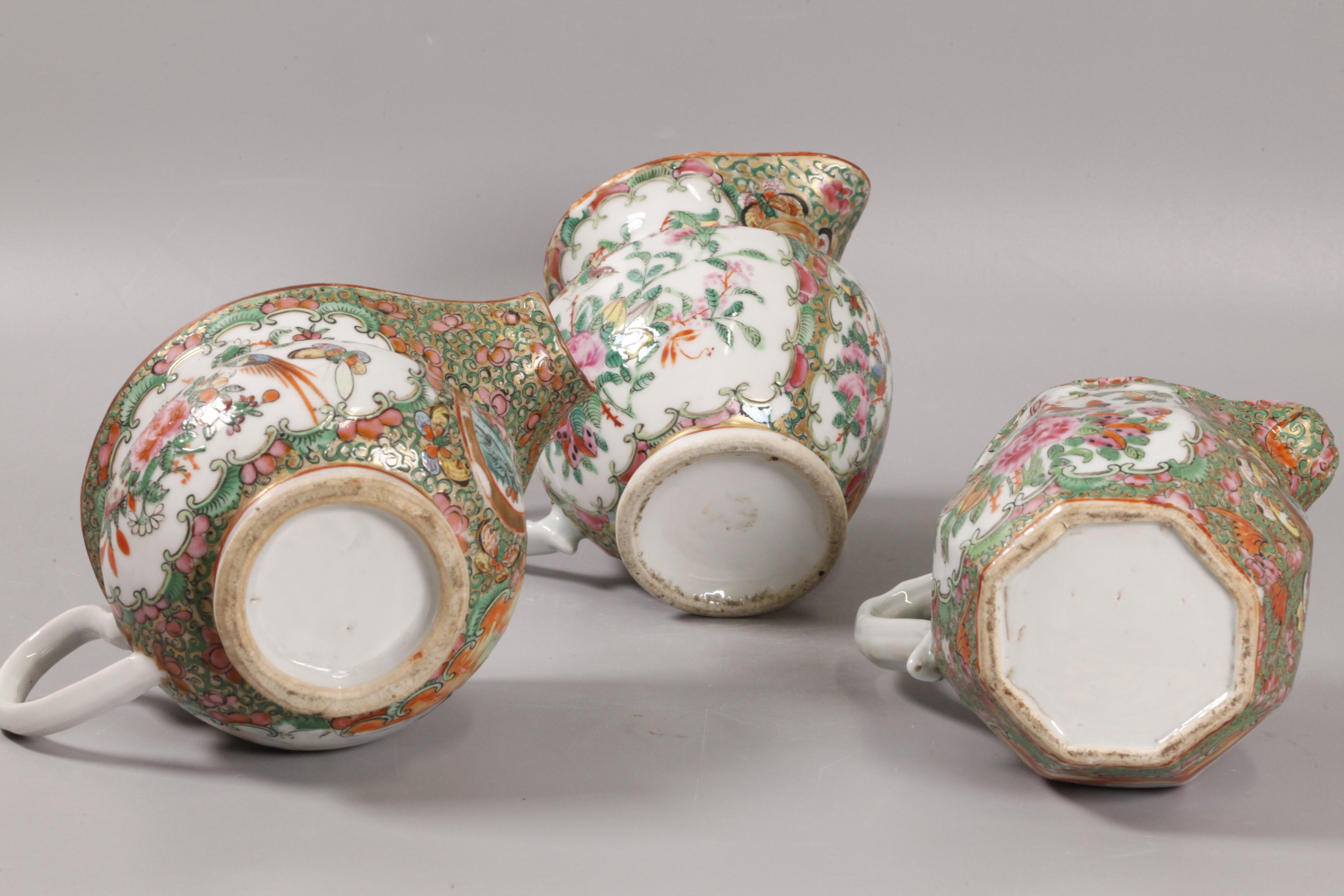 3 Chinese rose medallion porcelain jugs, 19th c. In Good Condition For Sale In New York, NY