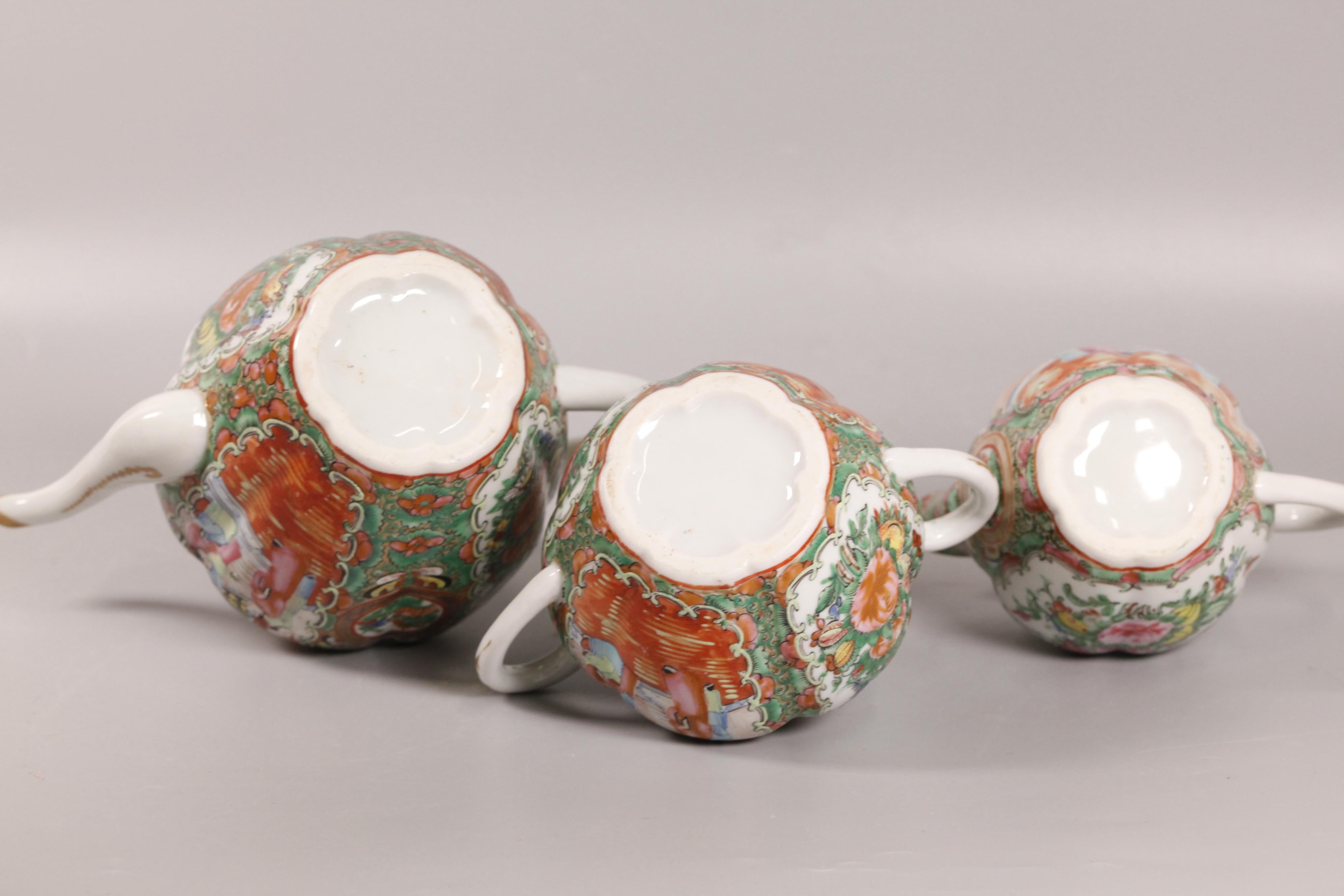 3 Chinese rose medallion porcelain teapots/bowl, 19th c. In Good Condition For Sale In New York, NY
