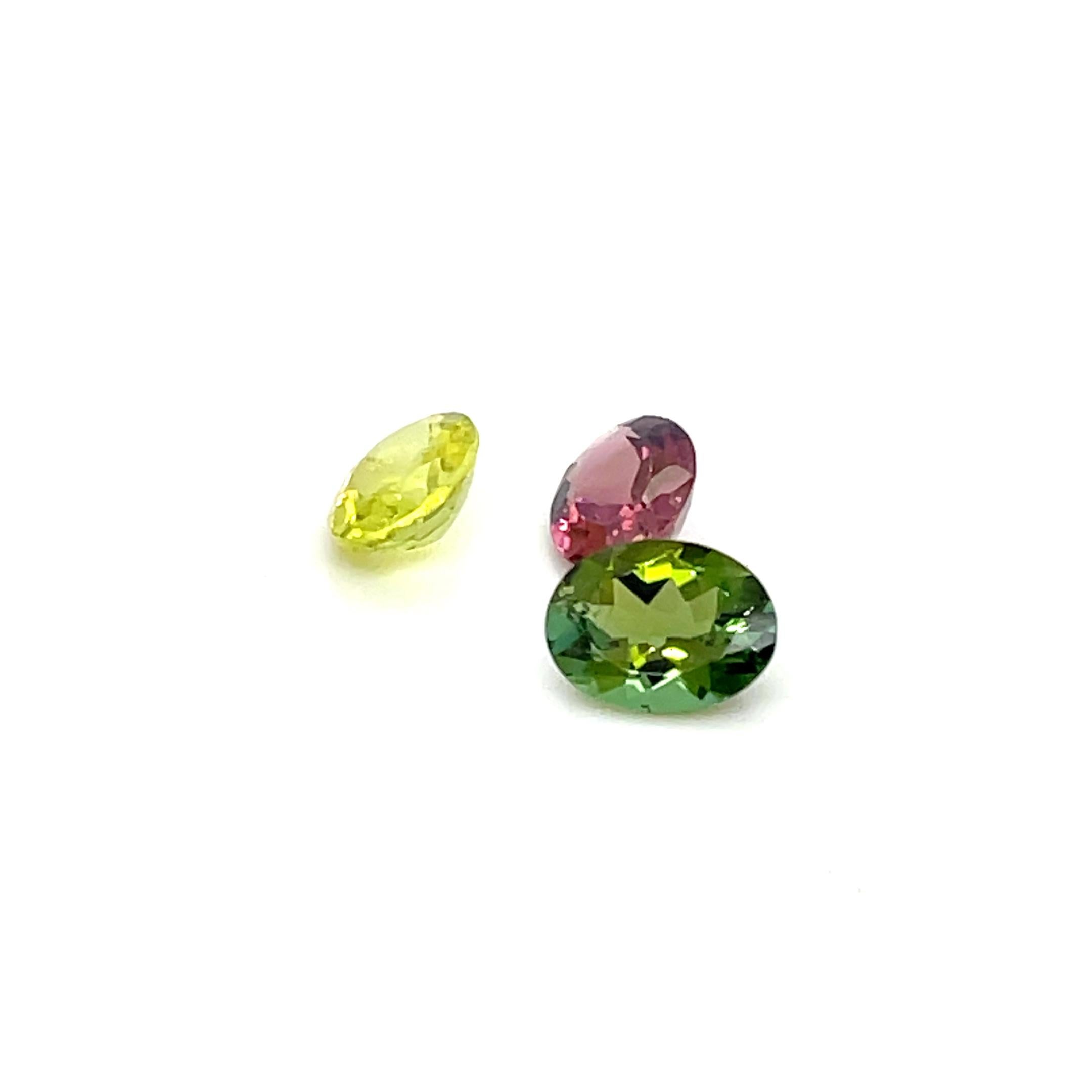 Aggiungi un'esplosione di colore alla tua collezione di gioielli con questo splendido trio di tormaline di forma ovale, per un peso totale di 4,63 carati. 

Ogni gemma vanta una tonalità unica e vivida, creando una miscela armoniosa di bellezza che