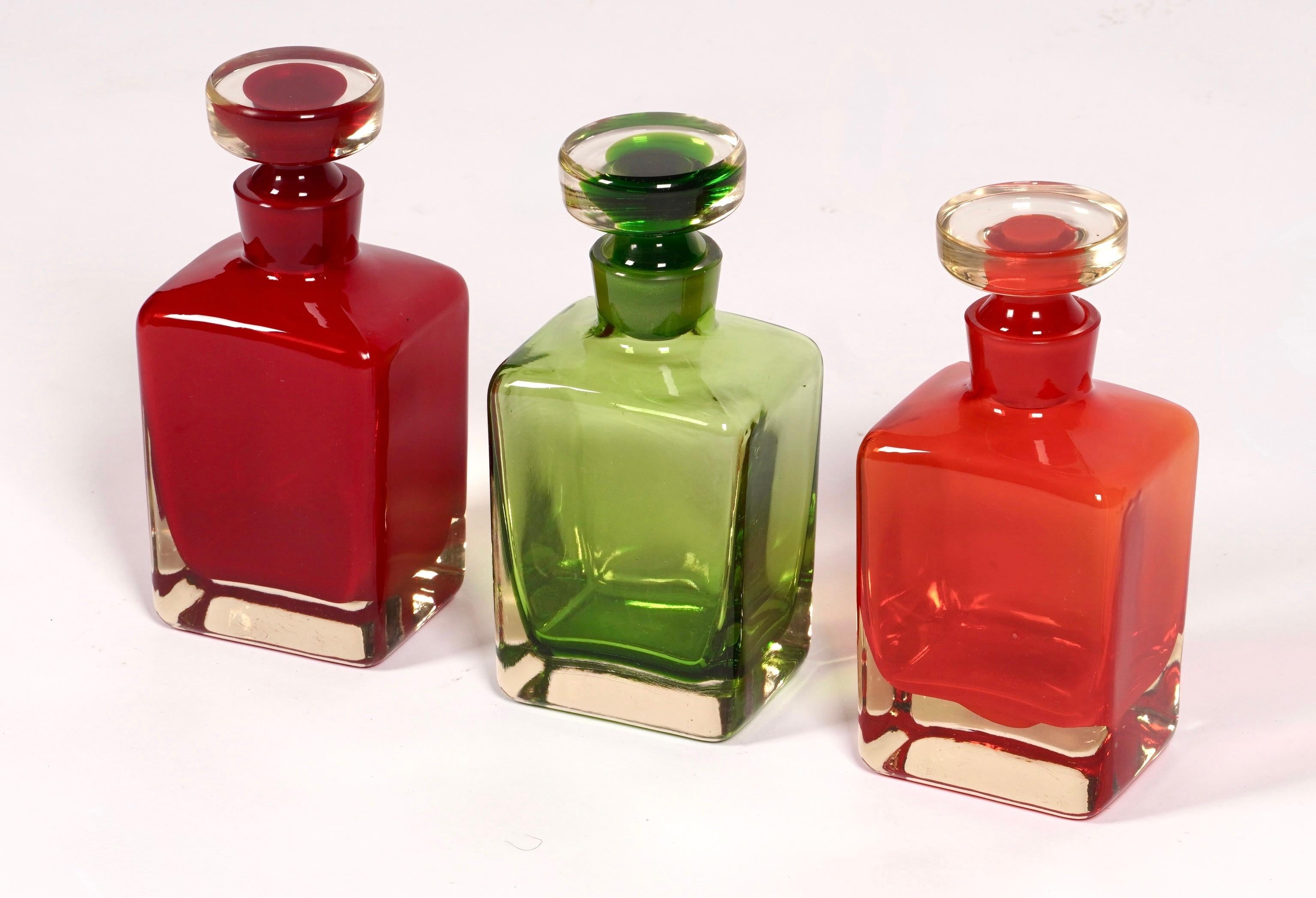 3 bunte Murano-Glaskaraffen (Handgeschnitzt) im Angebot