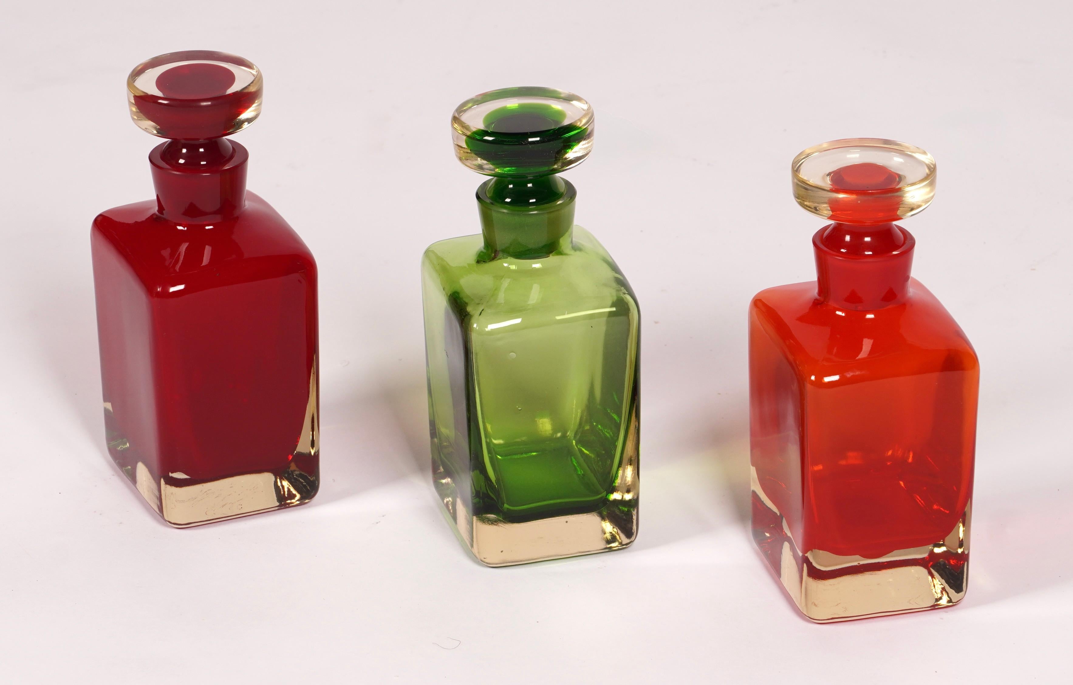 3 bunte Murano-Glaskaraffen (Mitte des 20. Jahrhunderts) im Angebot