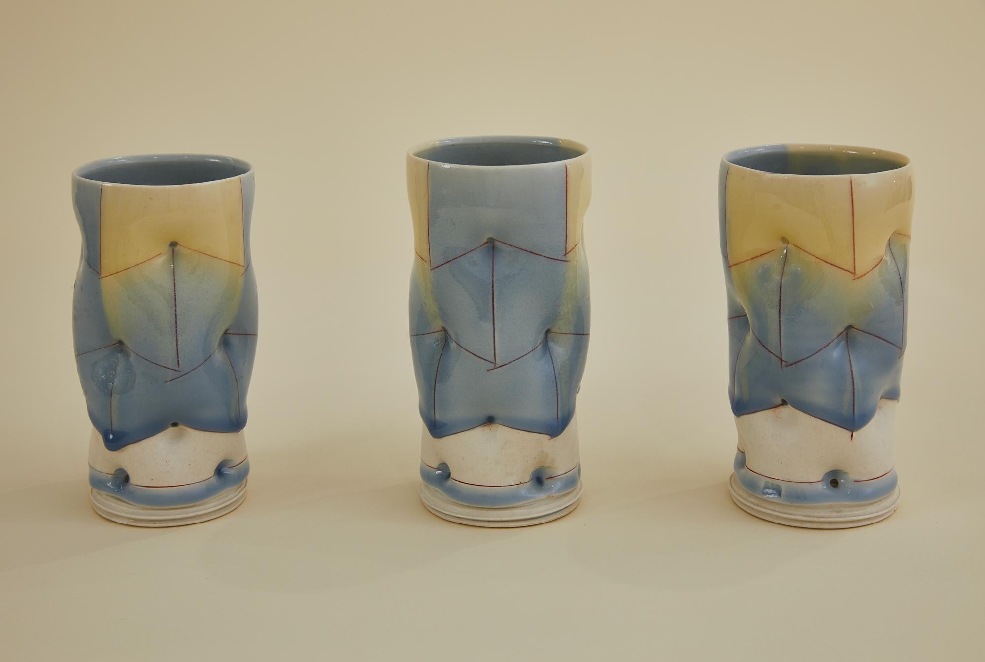 Si tratta di vasi unici in ceramica mista di origine sconosciuta. Can può essere utilizzato come recipiente per bere, vaso per fiori o come coppa perfetta per i tuoi strumenti di scrittura preferiti. Lo smalto è un bellissimo mix di pervinca, giallo