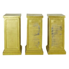 3 Quadratische Sockel aus goldfarbenem Metall, zeitgenössisch