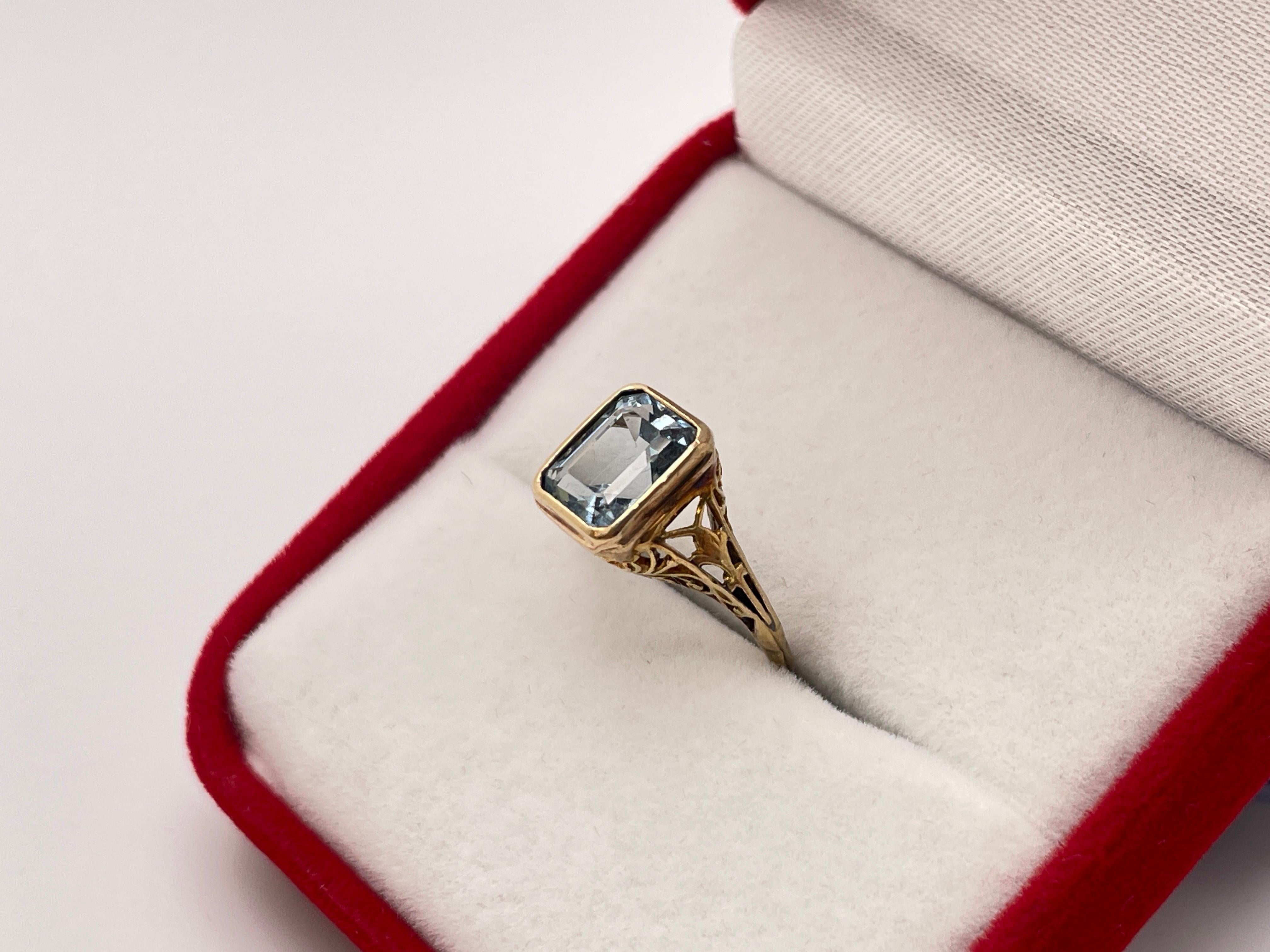 Women's or Men's 3 CT Blue Aquamarine Art Deco 14K Yellow Gold Engagement Ring For Sale