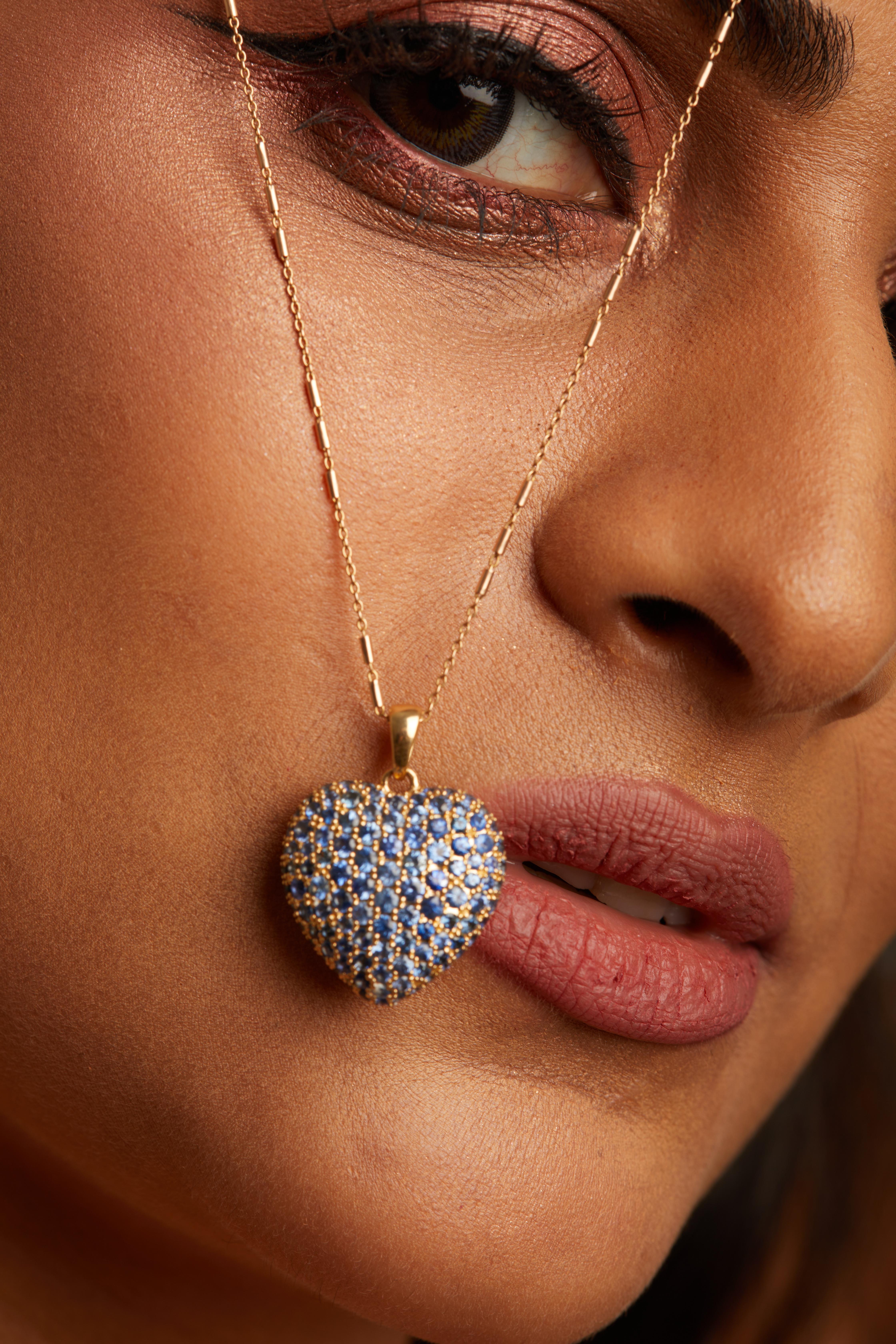 3 Carat Blue Sapphire Heart Pendant Set in 9 Grams 18k Gold For Sale 1