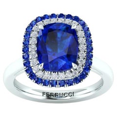 Anello in platino con zaffiro blu da 3 carati con zaffiri e diamanti a raggiera