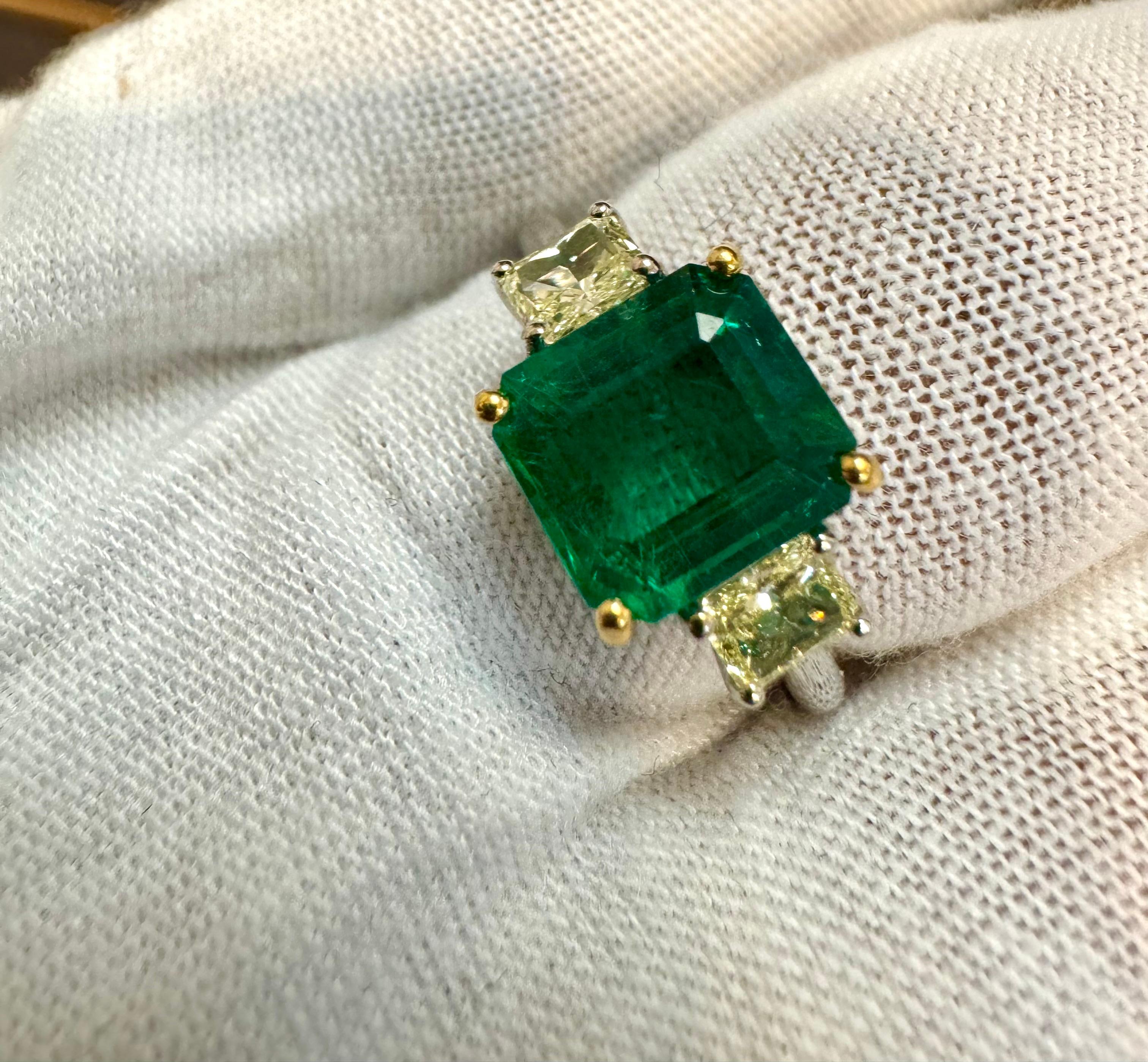3 Ct Emerald Cut Colombian Emerald & 0.8 Ct Yellow Diamond Ring  18Kt White Gold For Sale 9