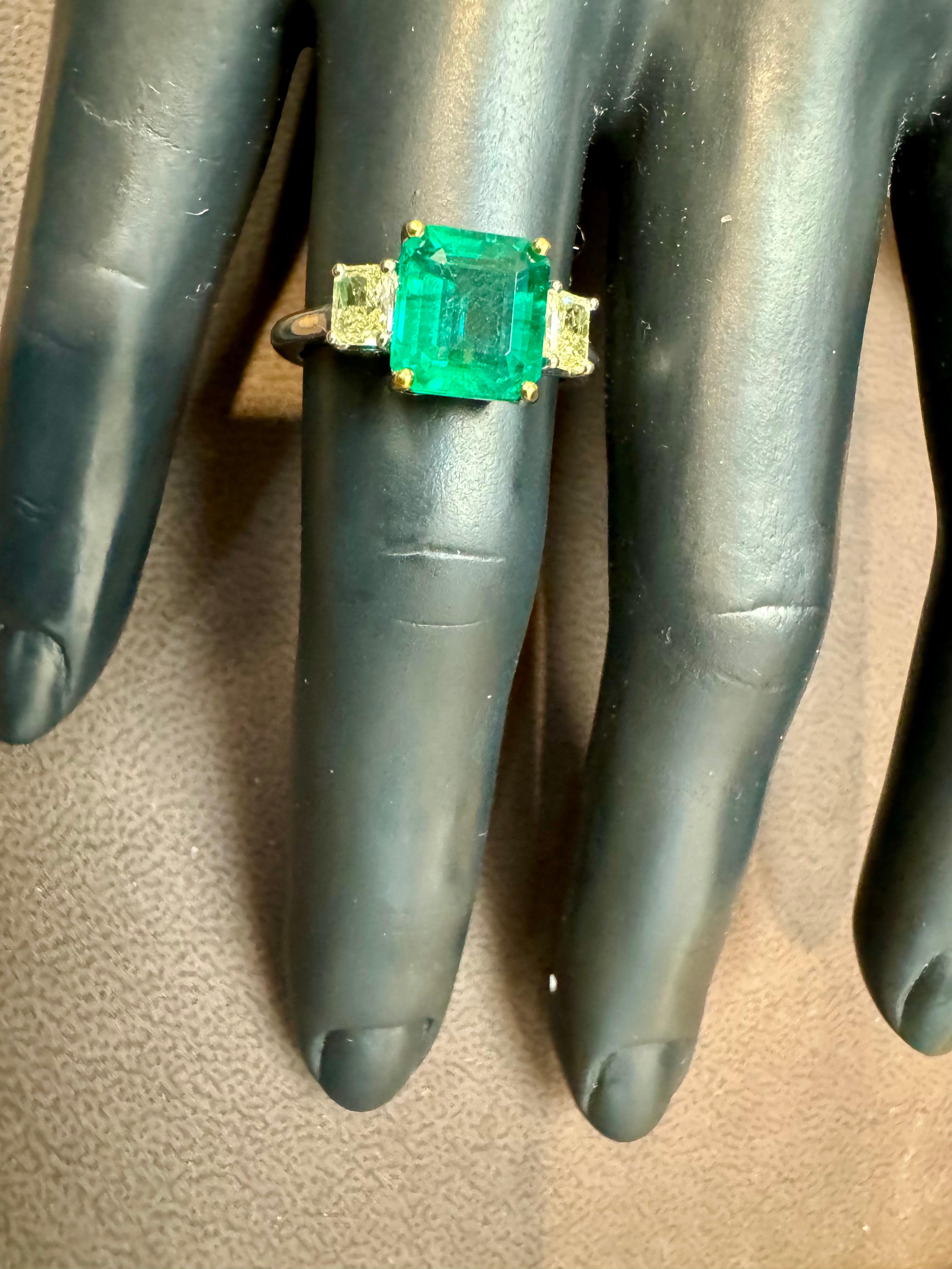 3 Ct Emerald Cut Colombian Emerald & 0.8 Ct Yellow Diamond Ring  18Kt White Gold In Excellent Condition For Sale In New York, NY