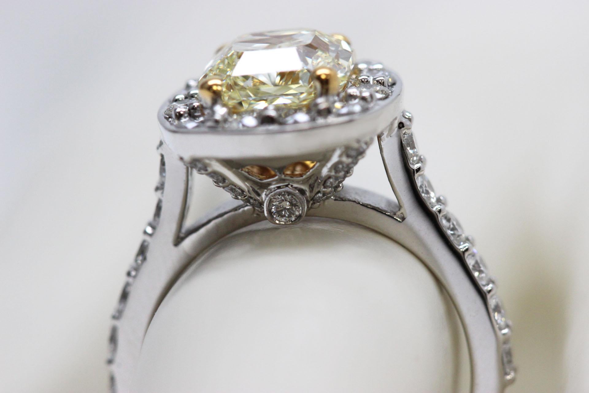 Ein 3-Karat-Diamant-Verlobungsring mit einem GIA-zertifizierten VVS1-fancy hellgelben Mittelstein. Halo-Verlobungsring mit strahlendem Schliff (3ct) aus einem hellgelben Naturdiamanten an einem Platinband.

Dieser Verlobungsring von Scarselli ist