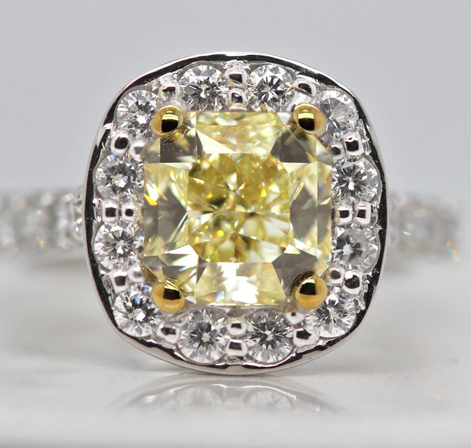 Contemporary 3 Ct Fancy Light Yellow Radiant-Cut Diamond Engagement Ring GIA SCARSELLI VVS1 For Sale