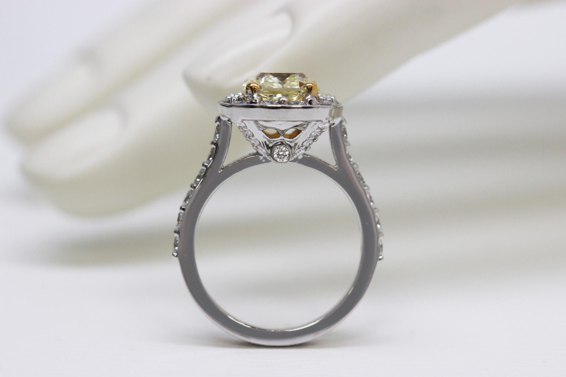 3 Karat Fancy Hellgelber Diamant-Verlobungsring mit Strahlenschliff GIA SCARSELLI VVS1 im Zustand „Neu“ im Angebot in New York, NY