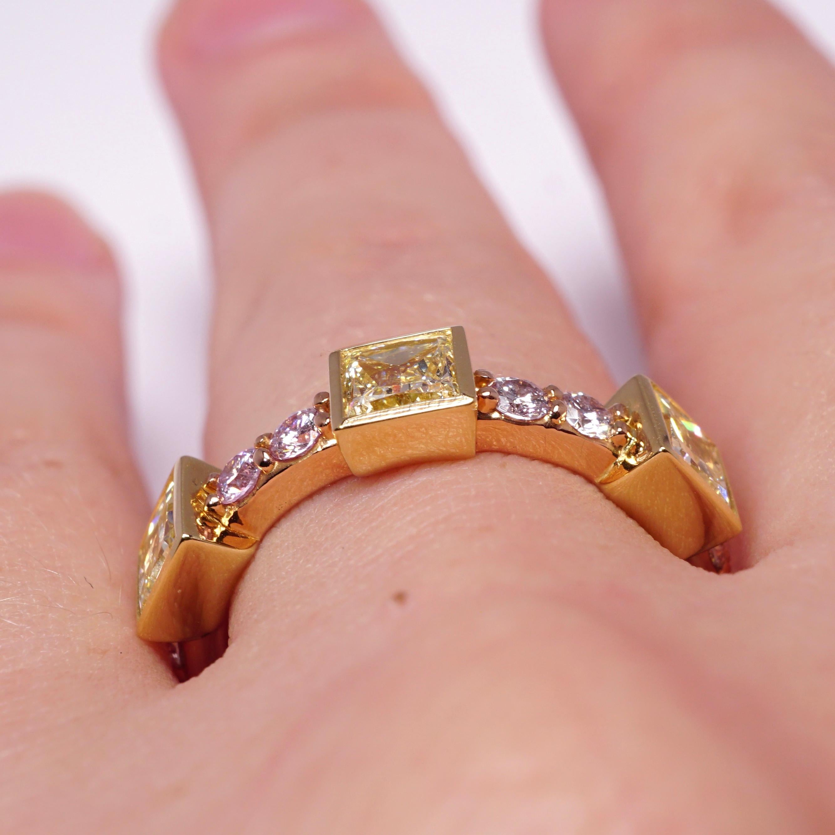 3 Karat Ausgefallener gelber und hellrosa Eternity-Ring mit natürlichen Diamanten (Radiantschliff) im Angebot