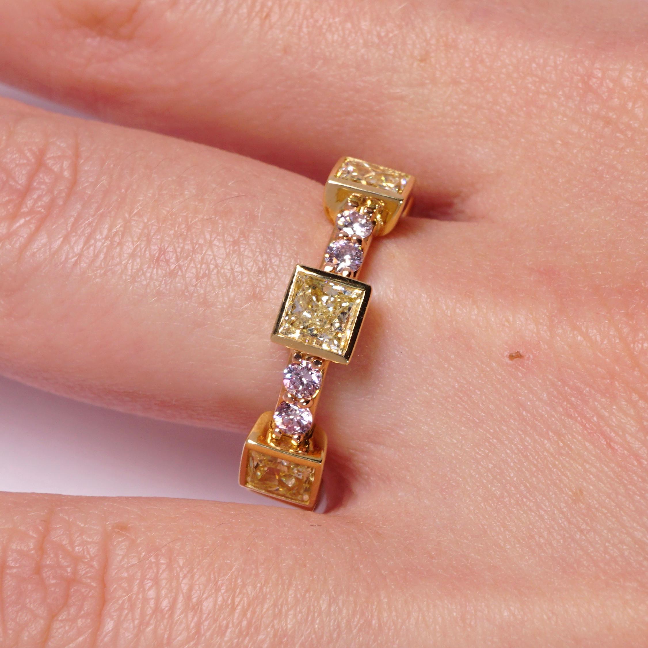 3 Karat Ausgefallener gelber und hellrosa Eternity-Ring mit natürlichen Diamanten im Zustand „Neu“ im Angebot in New York, NY