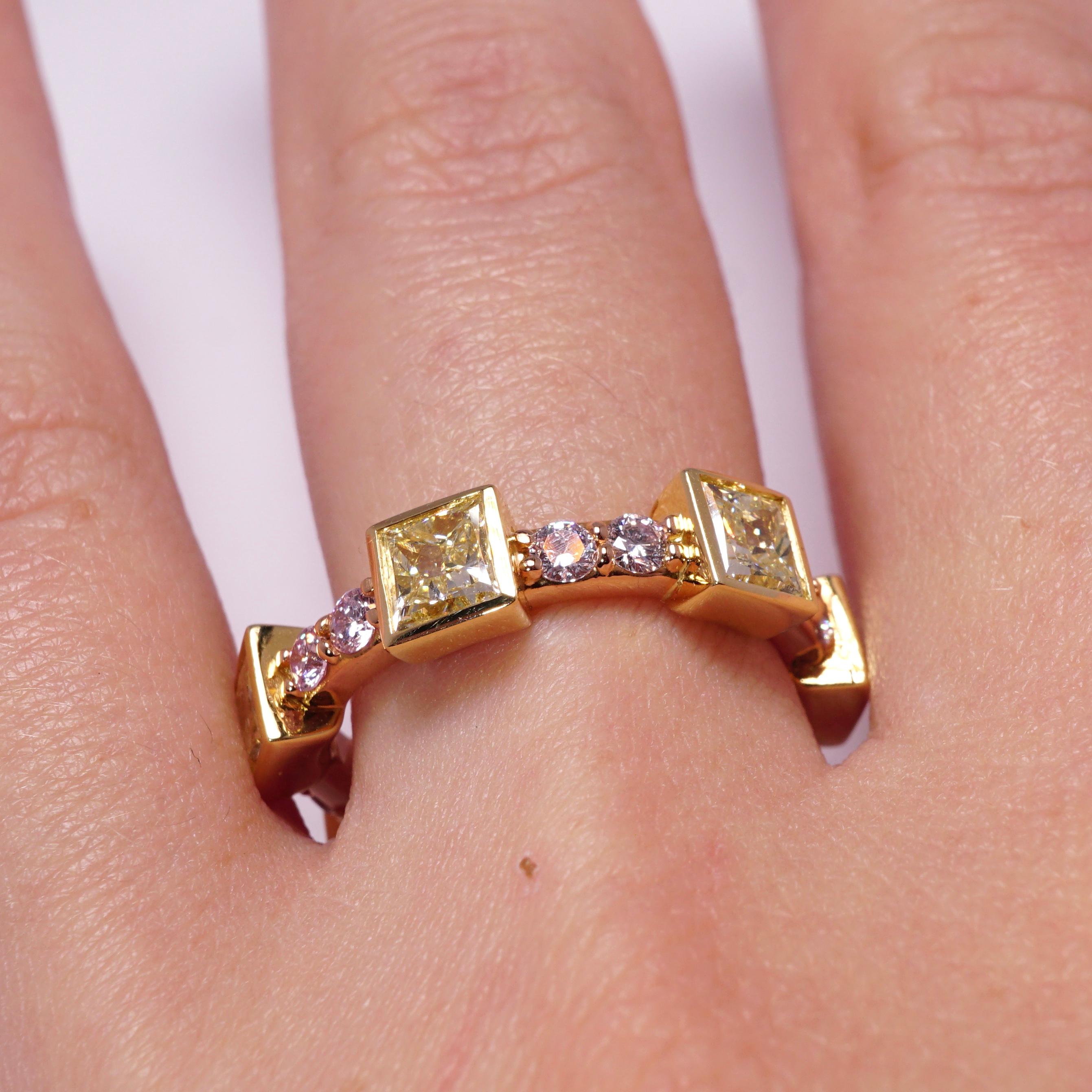 3 Karat Ausgefallener gelber und hellrosa Eternity-Ring mit natürlichen Diamanten Damen im Angebot