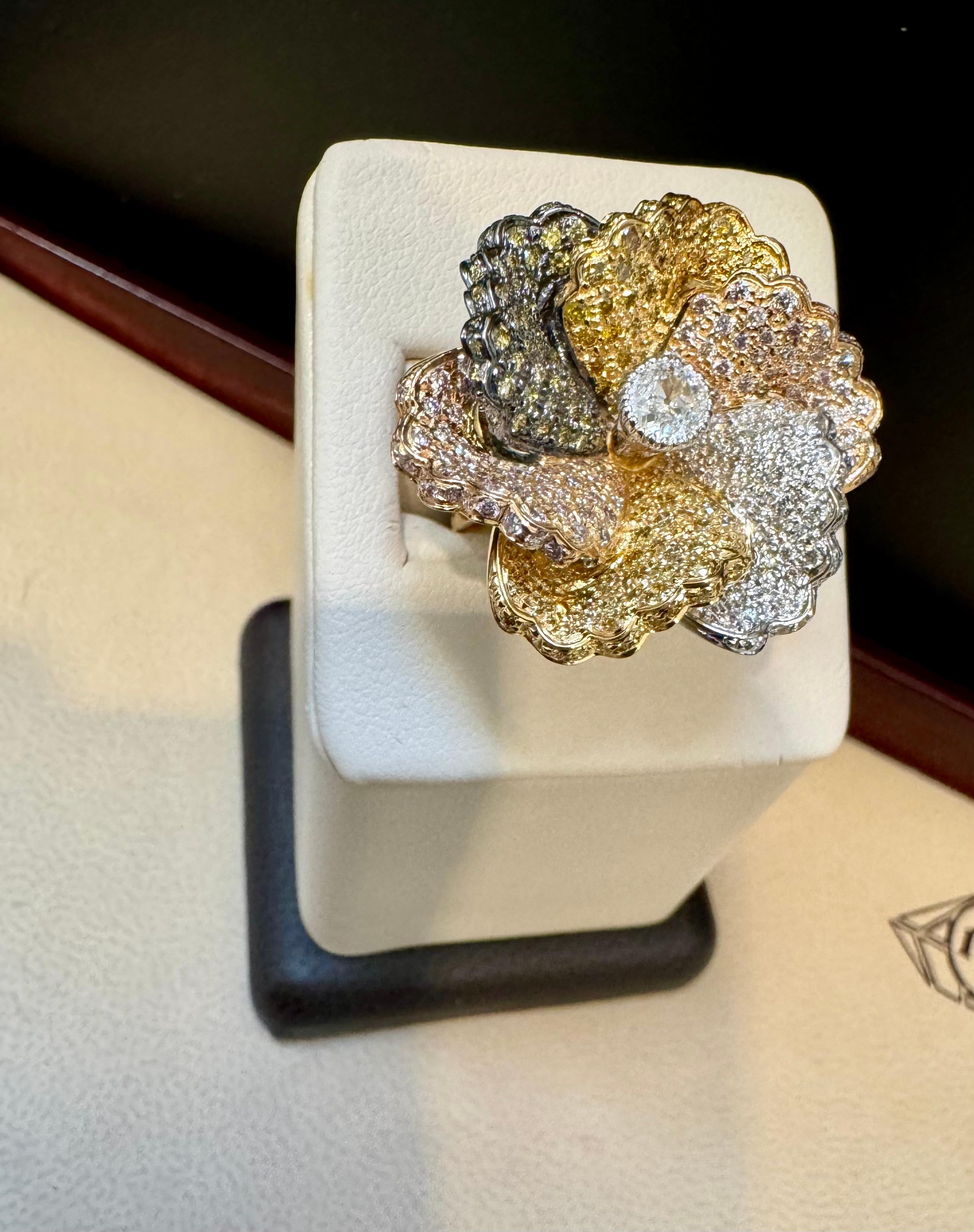 3 Karat natürlicher Fancy Color Diamant-Blumenring aus 18 Karat mehrfarbigem Gold Größe 6 im Angebot 3