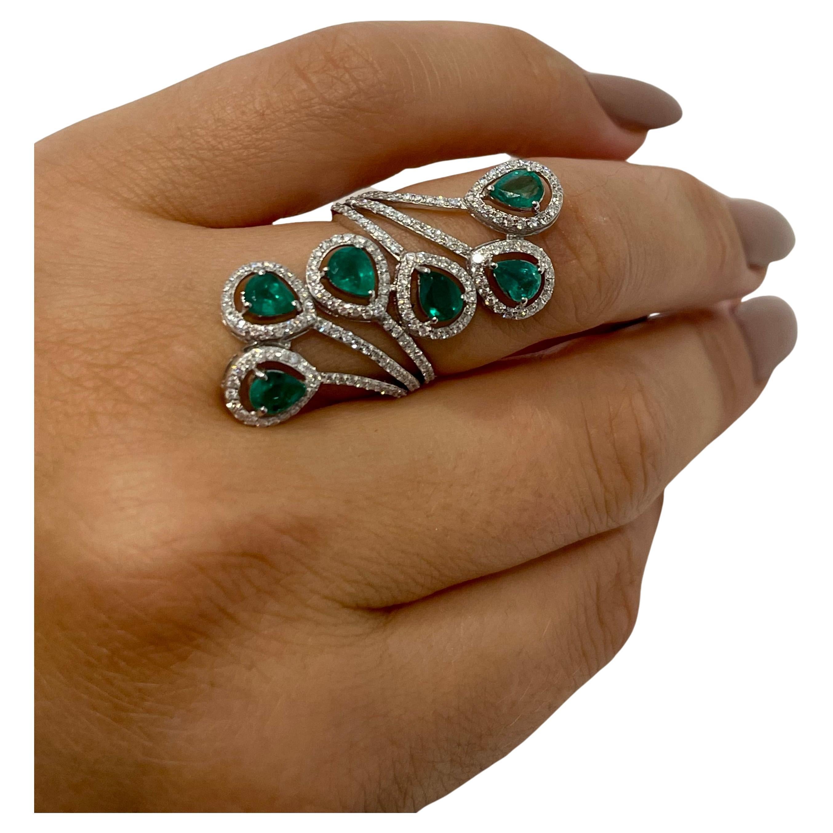Dies ist ein erstaunlicher Ring mit schönem Design 
es sind 6 birnenförmige natürliche sambische Smaragde von hoher Qualität mit viel Farbe und Glanz.
Ungefähres Gewicht: 3 ct 
Es gibt  mehrere sehr glänzende runde Diamanten im Brillantschliff, die