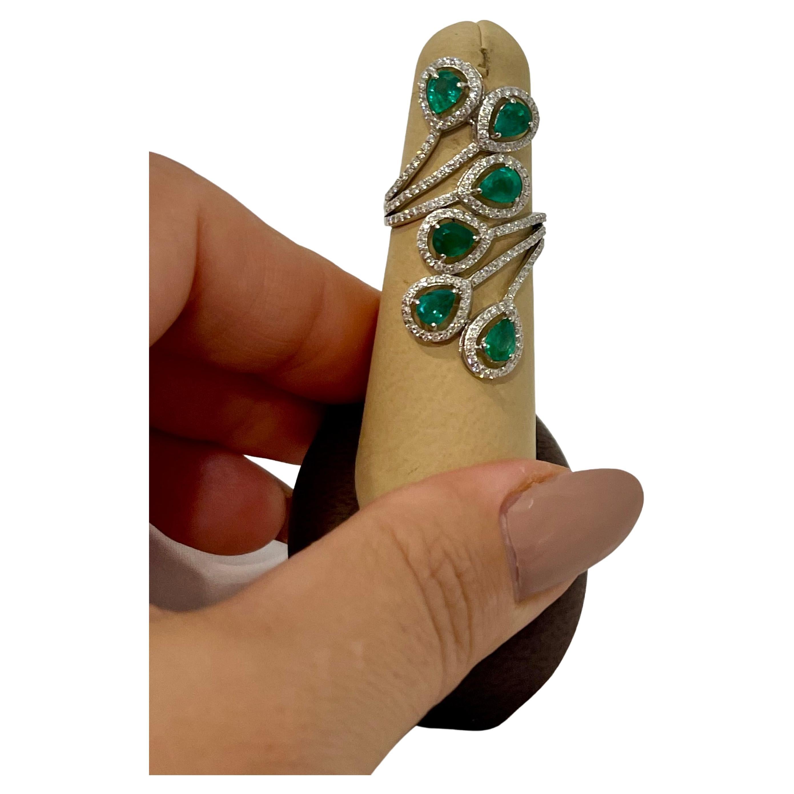 3 Karat Natur  Ring aus 14 Karat Weißgold mit sambisch Smaragden und 1,2 Karat Diamanten im Angebot