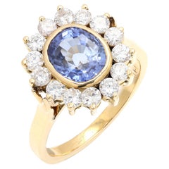3 Karat ovaler tiefblauer Saphir Ehering für Damen mit Diamant in 18 Karat Gelbgold