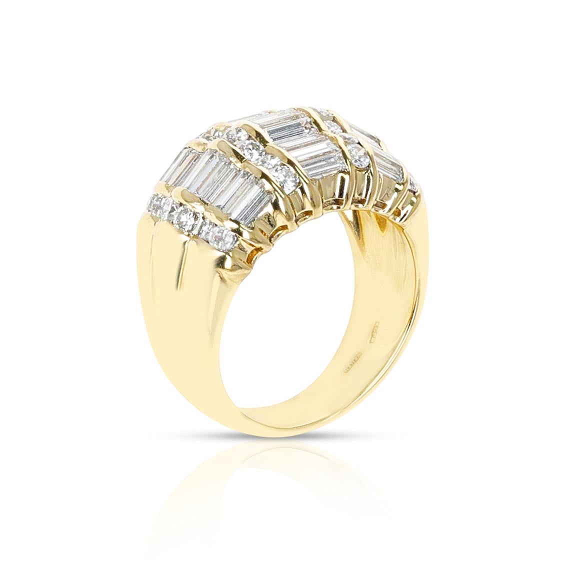 A 3 ctw. Diamant-Baguette und runder Diamant-Bomben-Cocktailring aus 18 Karat Gelbgold. Das Gesamtgewicht des Rings beträgt 10,45 Gramm. Die Ringgröße ist US 6.50. 