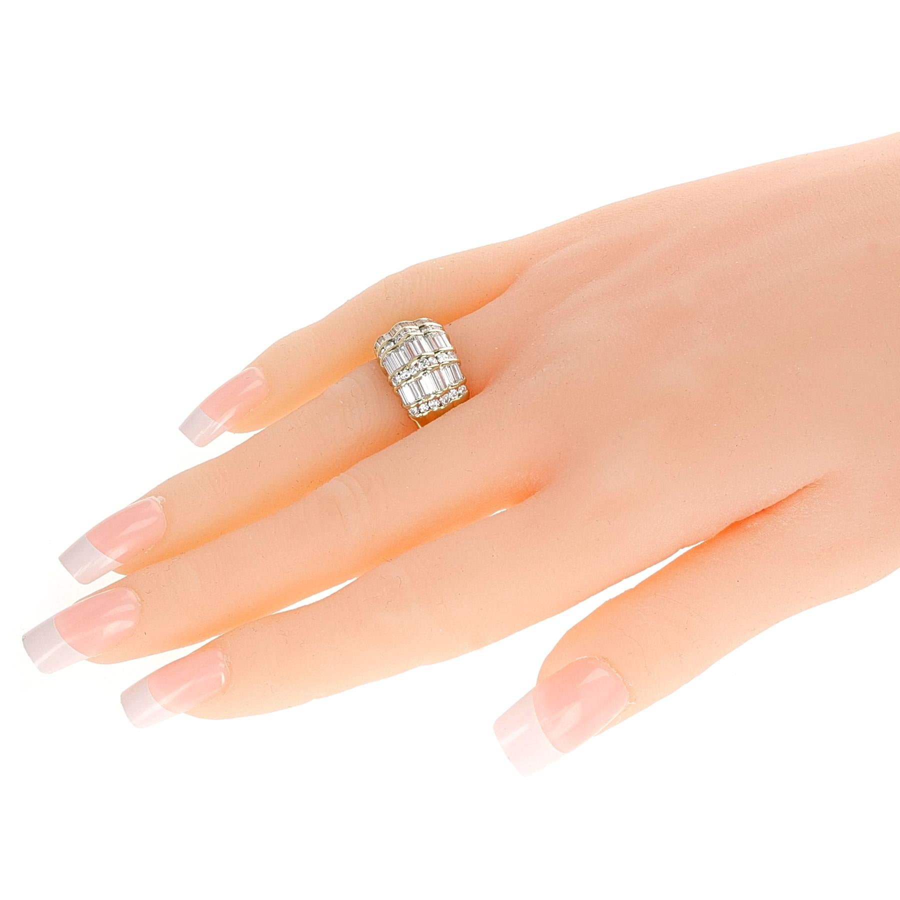 3 Gesamtkaratgewicht Diamant-Baguette-Diamant-Ring und runde Diamant-Bomber Cocktail-Ring im Zustand „Hervorragend“ im Angebot in New York, NY