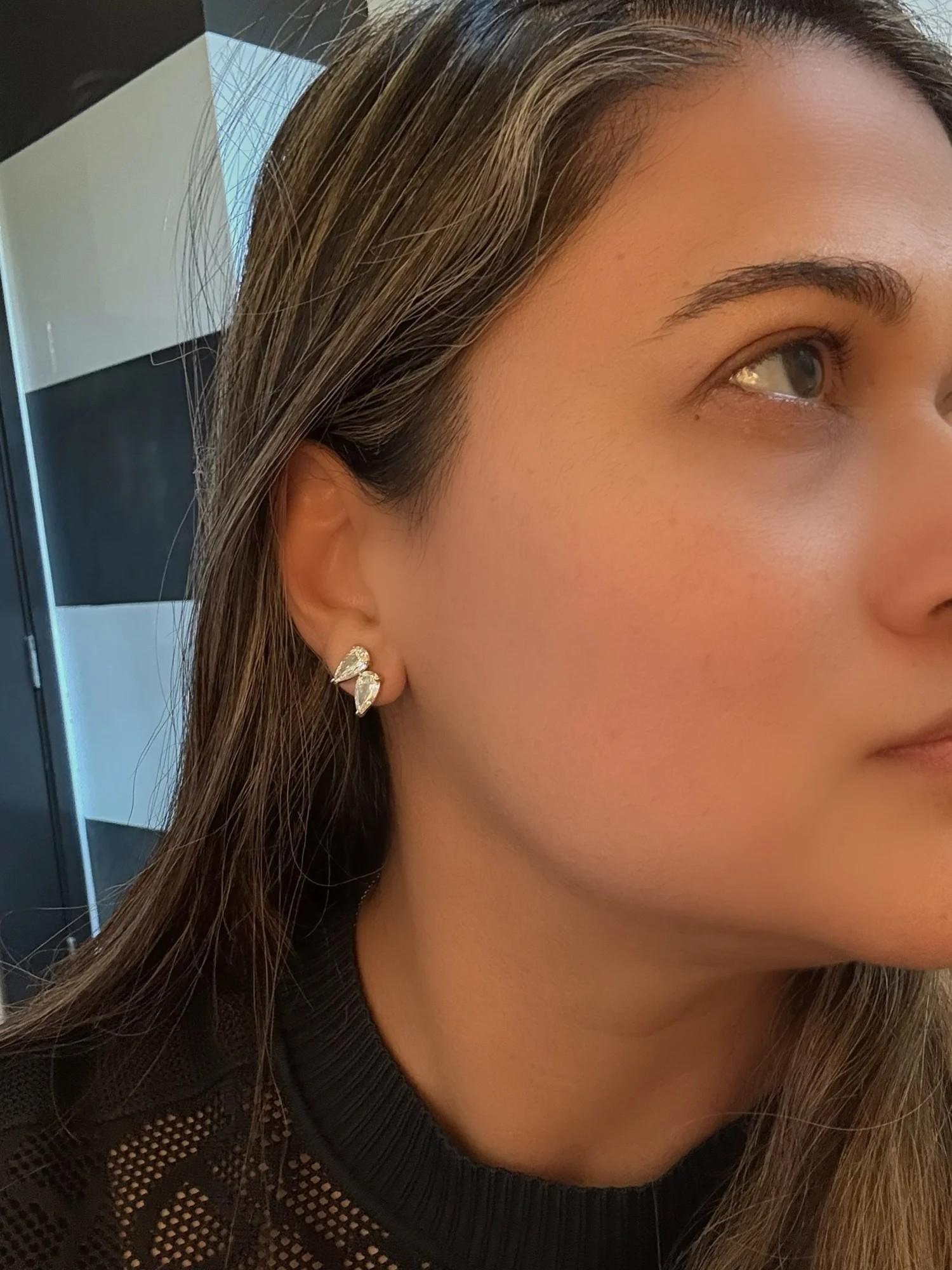 Entièrement facettés pour capturer une brillance à couper le souffle, ces diamants anciens incarnent à la fois l'éclat et le romantisme intemporel propres aux pierres naturelles des anciennes mines. Chaque boucle d'oreille est ornée d'une paire de