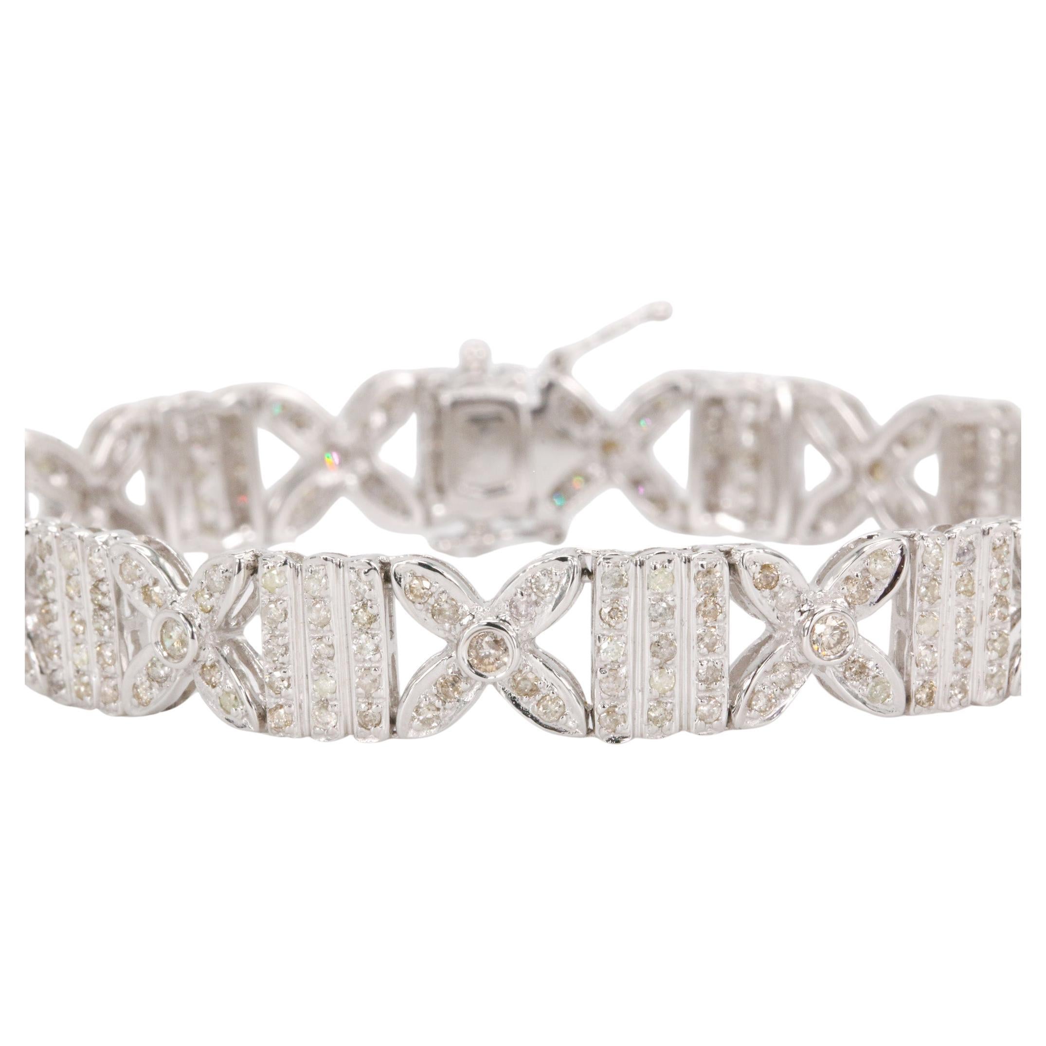 Bracelet en or blanc 3 CTW de diamants ronds et brillants

Accessoire intemporel et sophistiqué, cet élégant bracelet en or blanc 18 carats diamantés offre un éclat exceptionnel serti de 288 diamants ronds naturels de taille brillant. Son poids