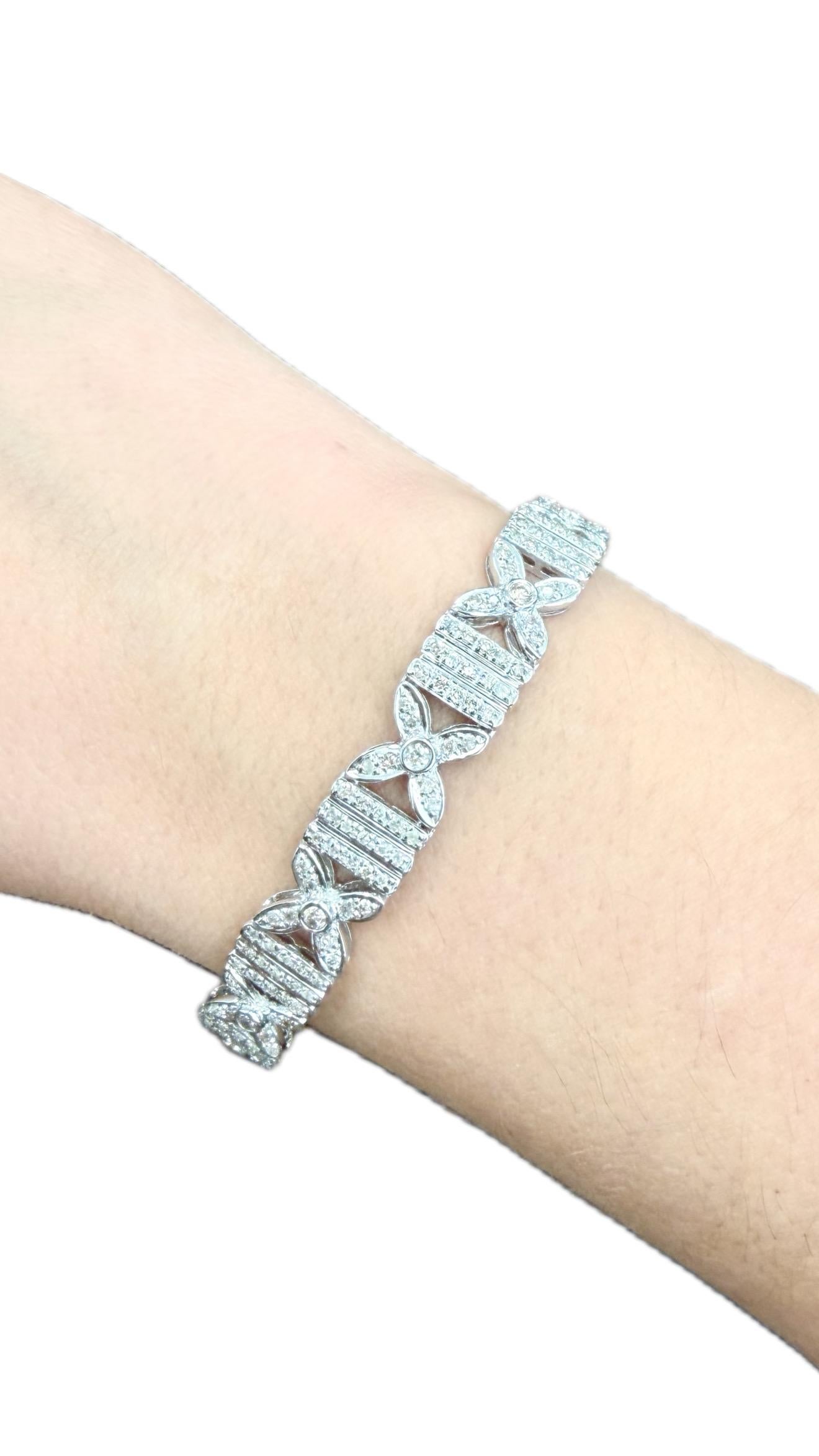3 CTW Round Brilliant Diamonds Bracelet in 18k White Gold Neuf - En vente à Houston, TX