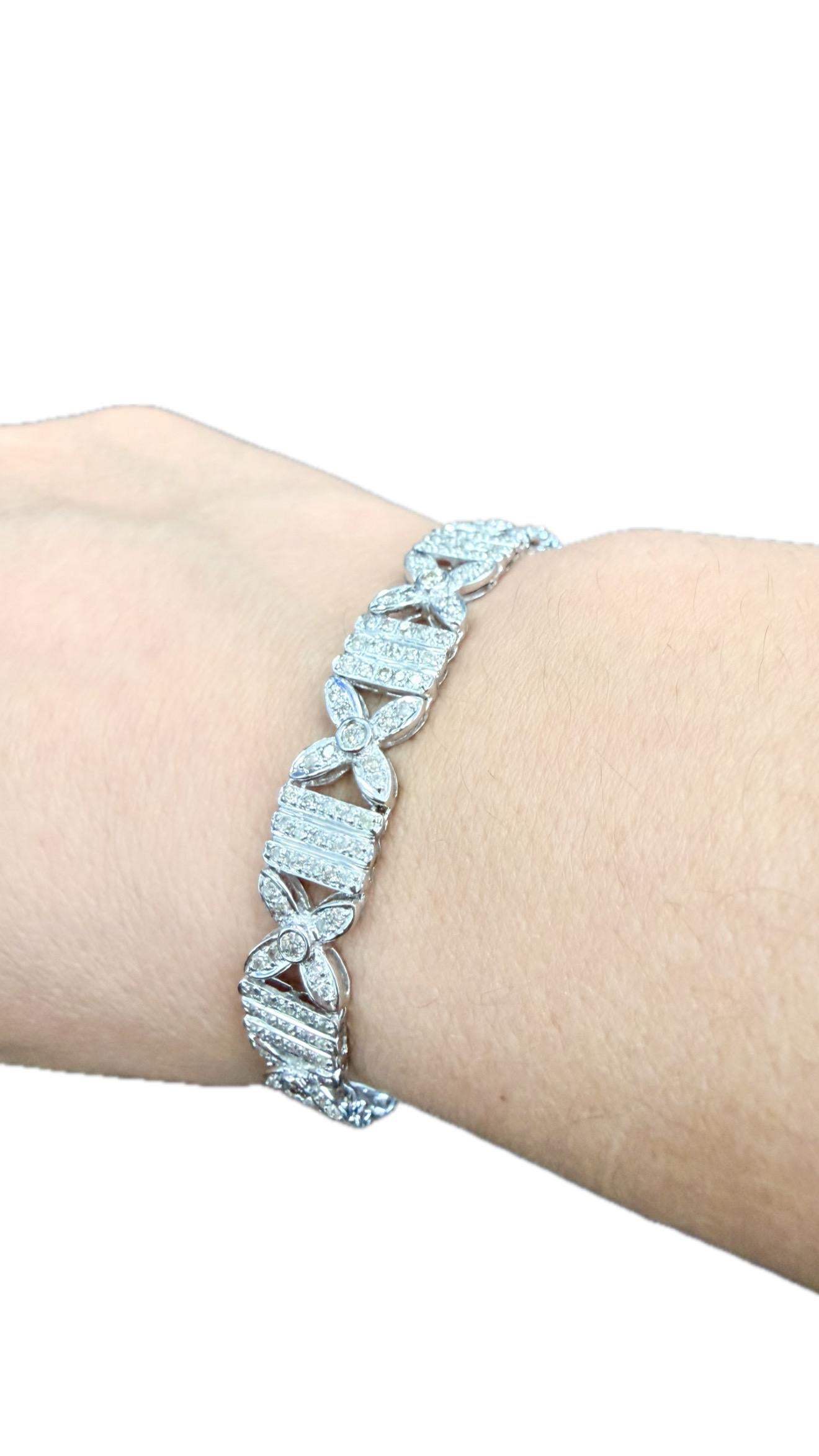3 CTW Round Brilliant Diamonds Bracelet in 18k White Gold Pour femmes en vente