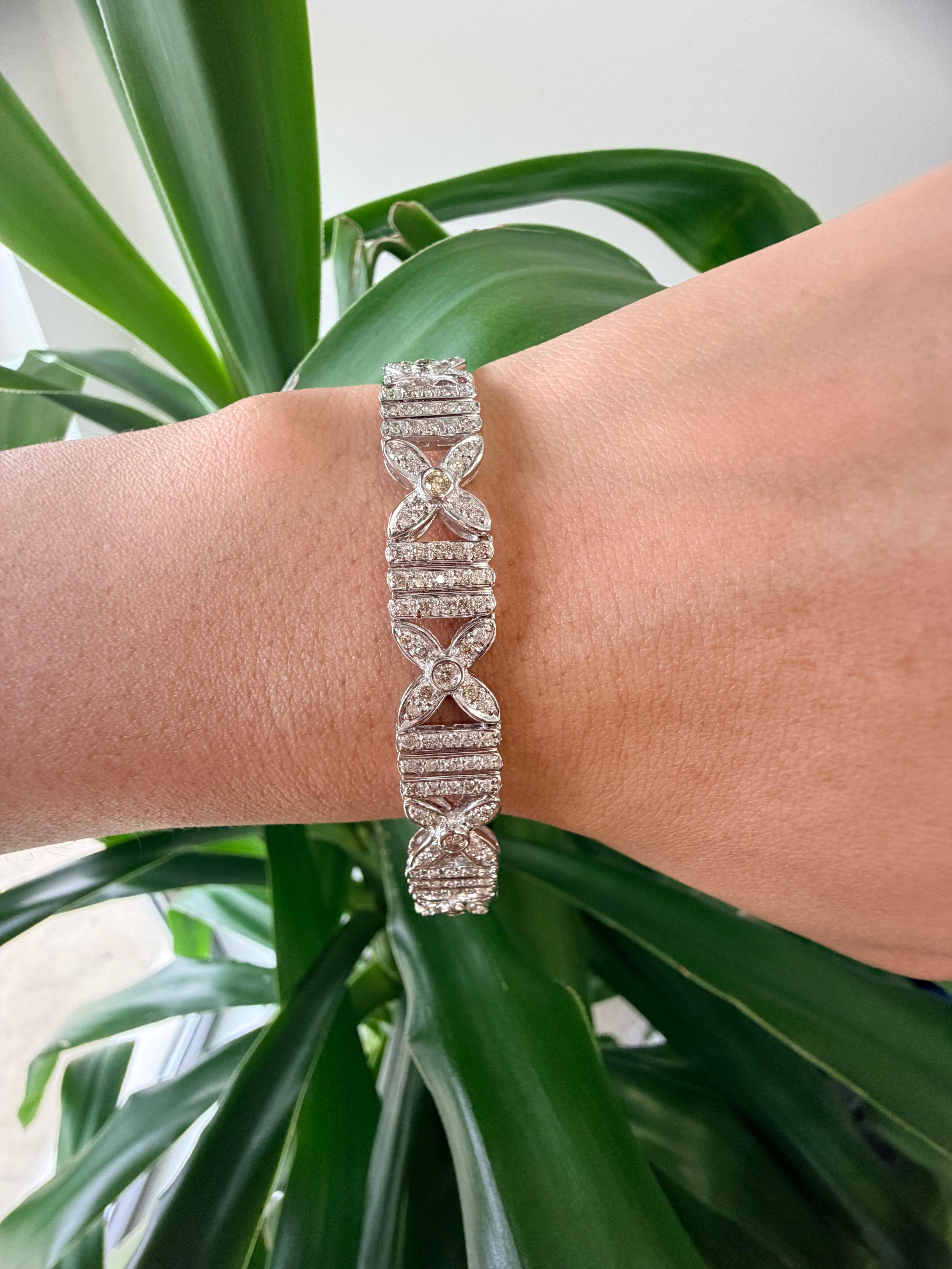 3 CTW Round Brilliant Diamonds Bracelet in 18k White Gold en vente 1