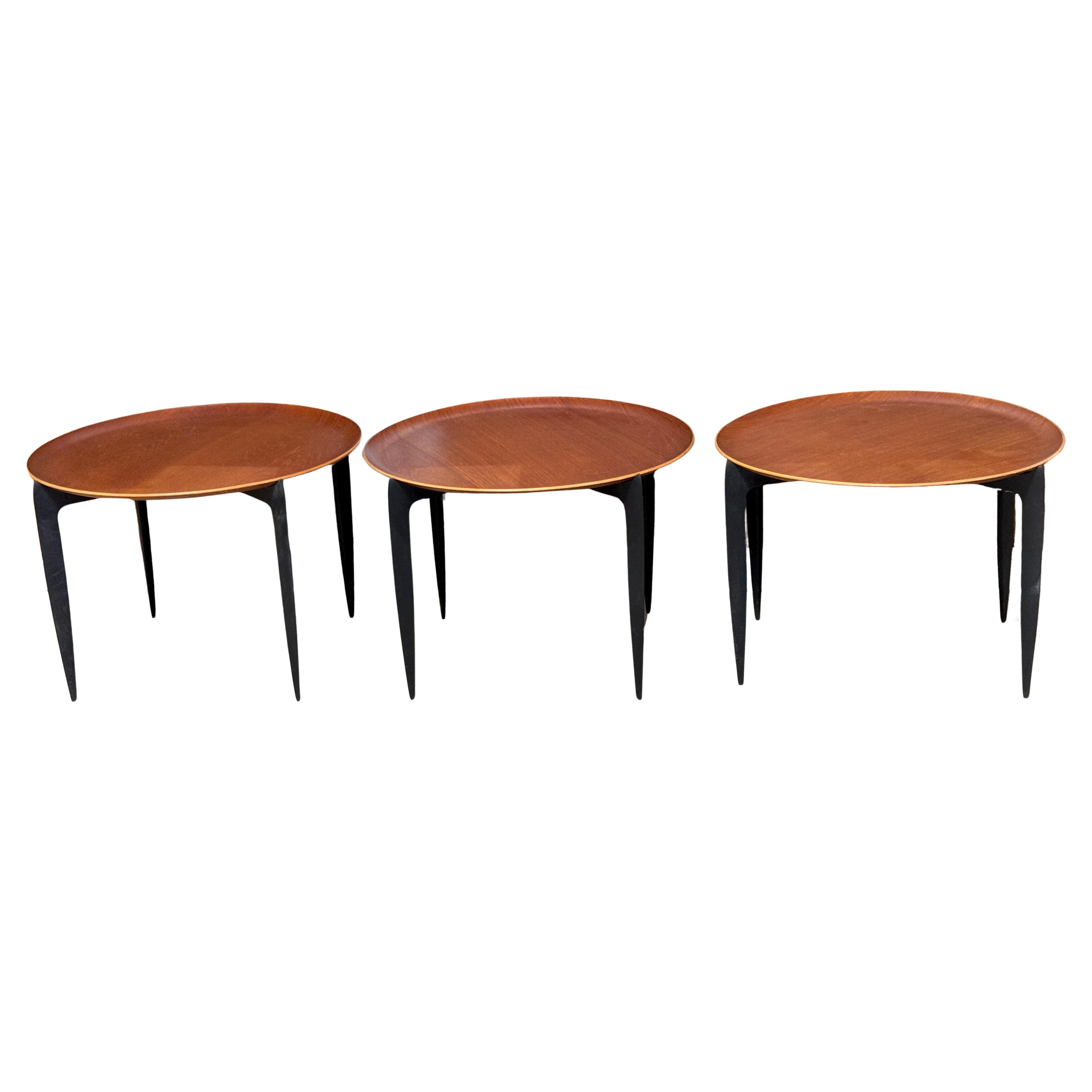 3 runde dänische Kampagnen-Tabletttische aus Teakholz und ebonisiertem rundem Tablett von Fritz Hansen