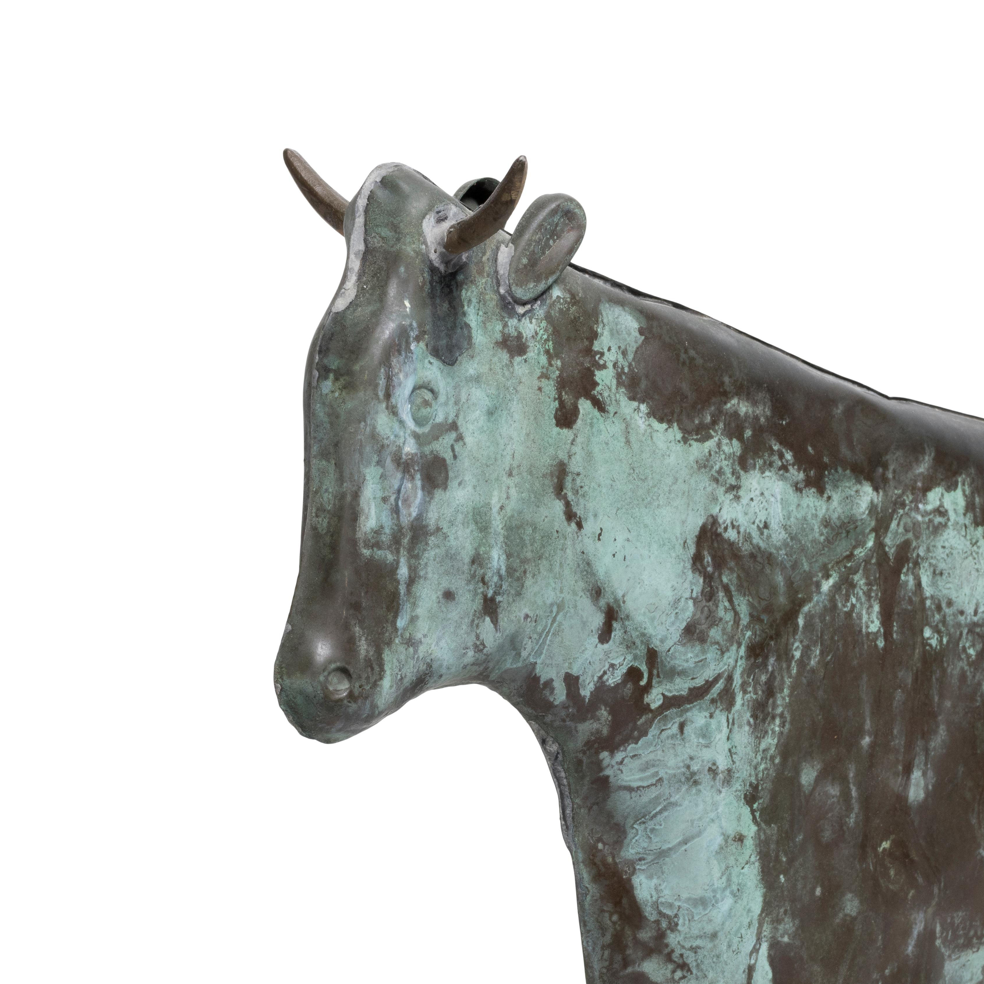 Girouette en cuivre du 20e siècle en forme de vache, en trois dimensions, avec une excellente patine. 27