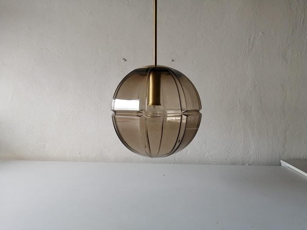 3 Dimensional smoked glass pendant lamp by Peill Putzler, 1960s, Germany

Lampshade is in very good vintage condition.

This lamp works with E27 light bulb.
Wired and suitable to use with 220V and 110V for all