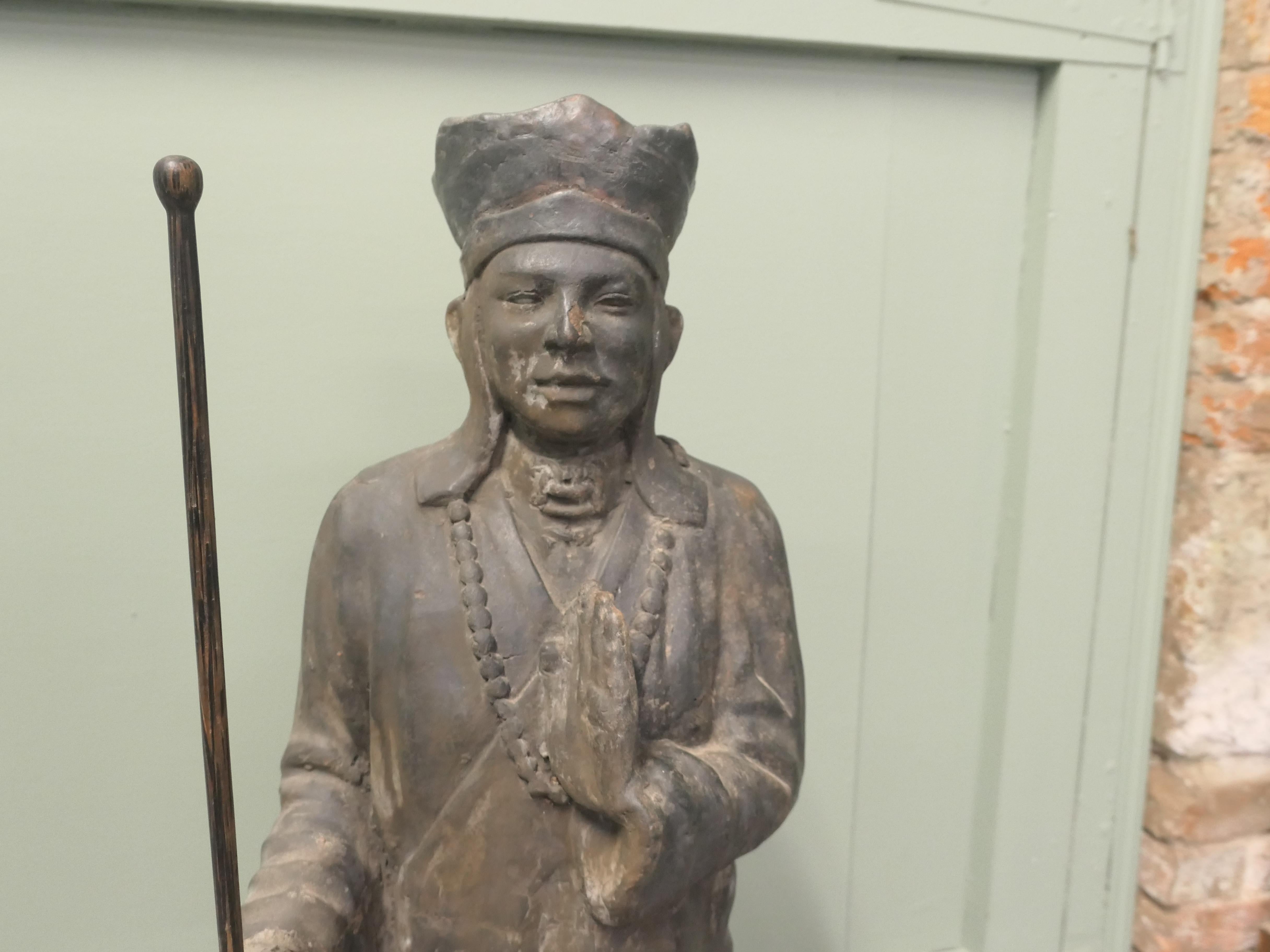 Artisanat Statue en terre cuite à 3 dimensions Prêtre khmer ou cambodgien en vente