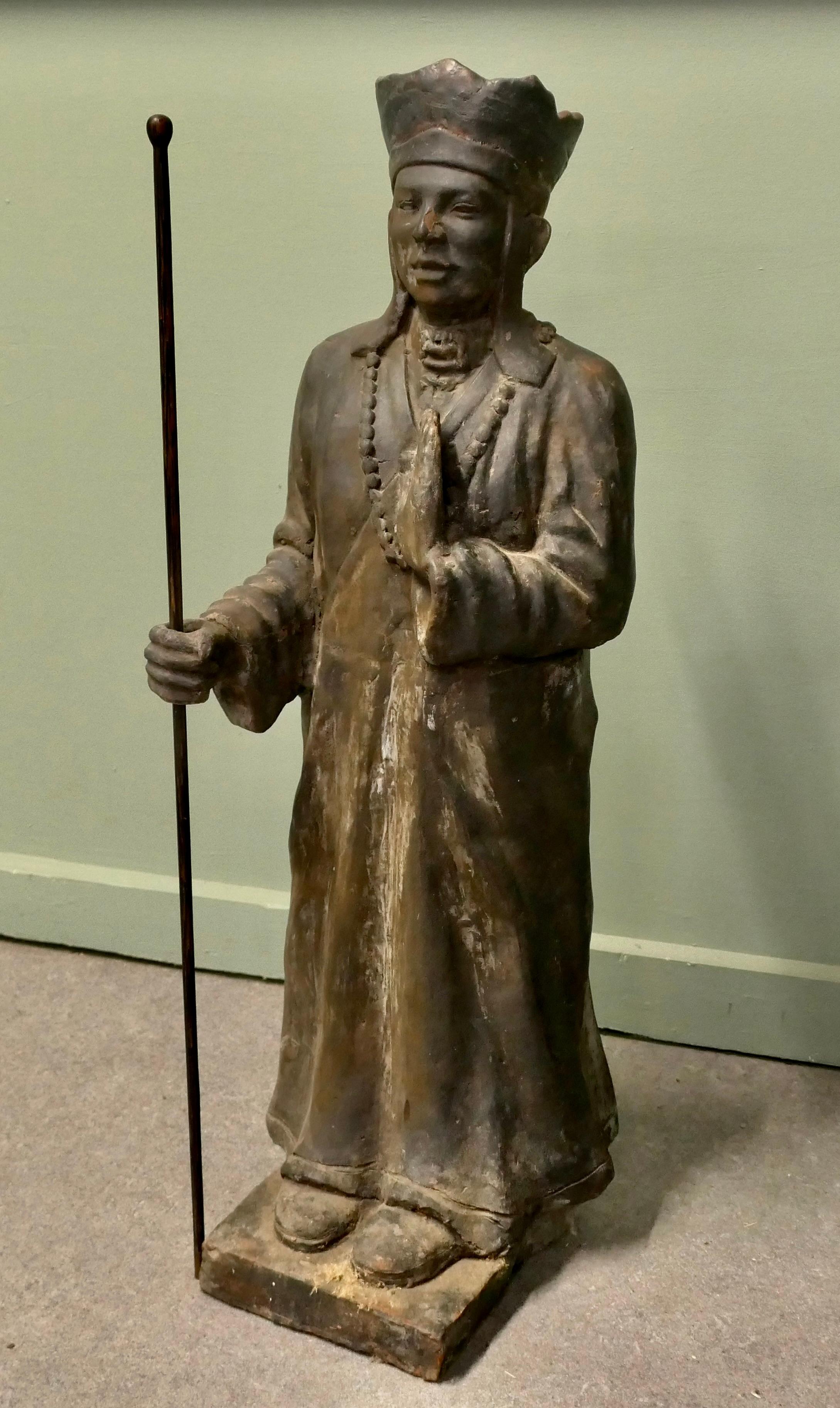 Statue en terre cuite à 3 dimensions Prêtre khmer ou cambodgien Bon état - En vente à Godshill, Isle of Wight