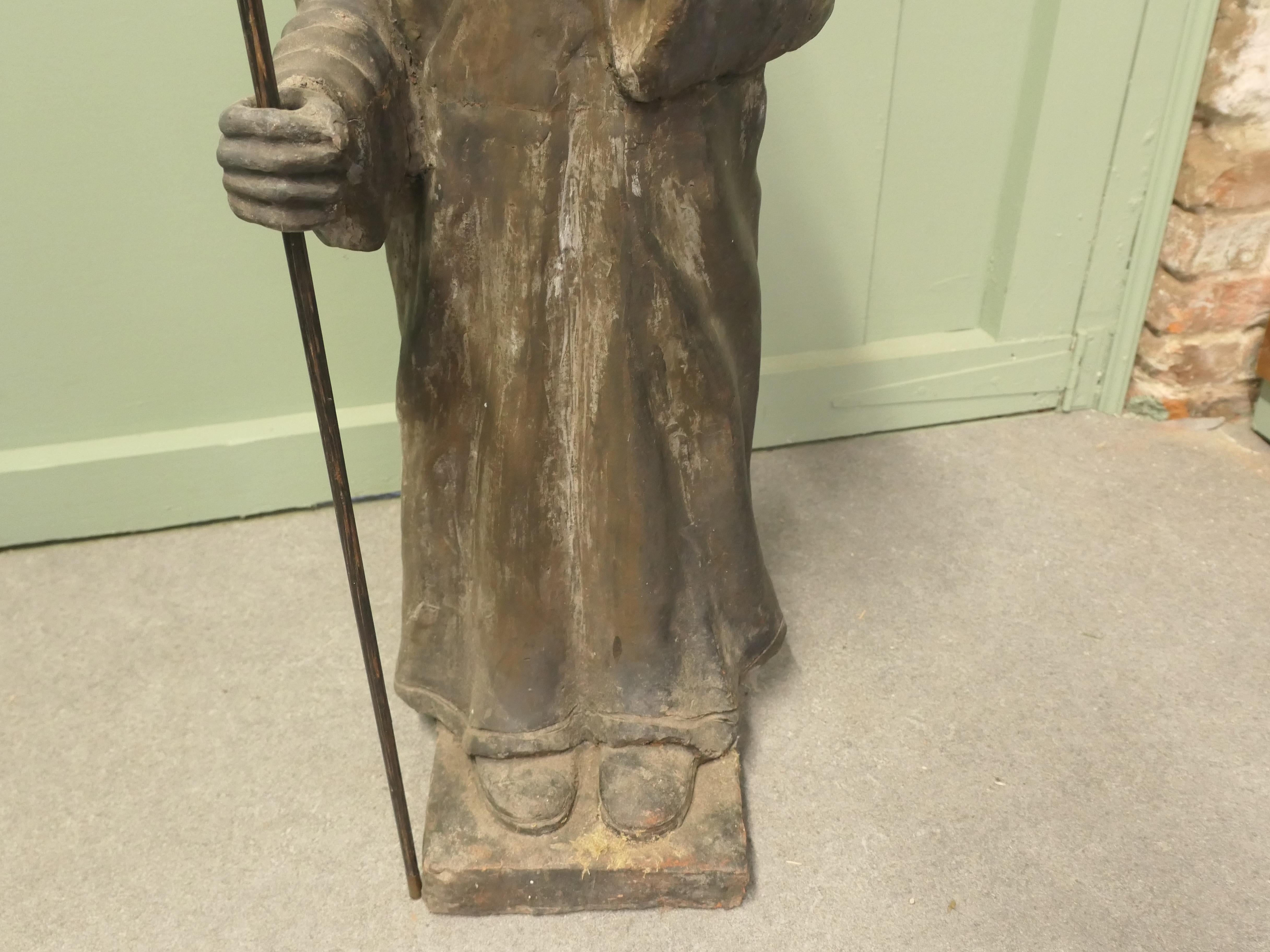 XIXe siècle Statue en terre cuite à 3 dimensions Prêtre khmer ou cambodgien en vente