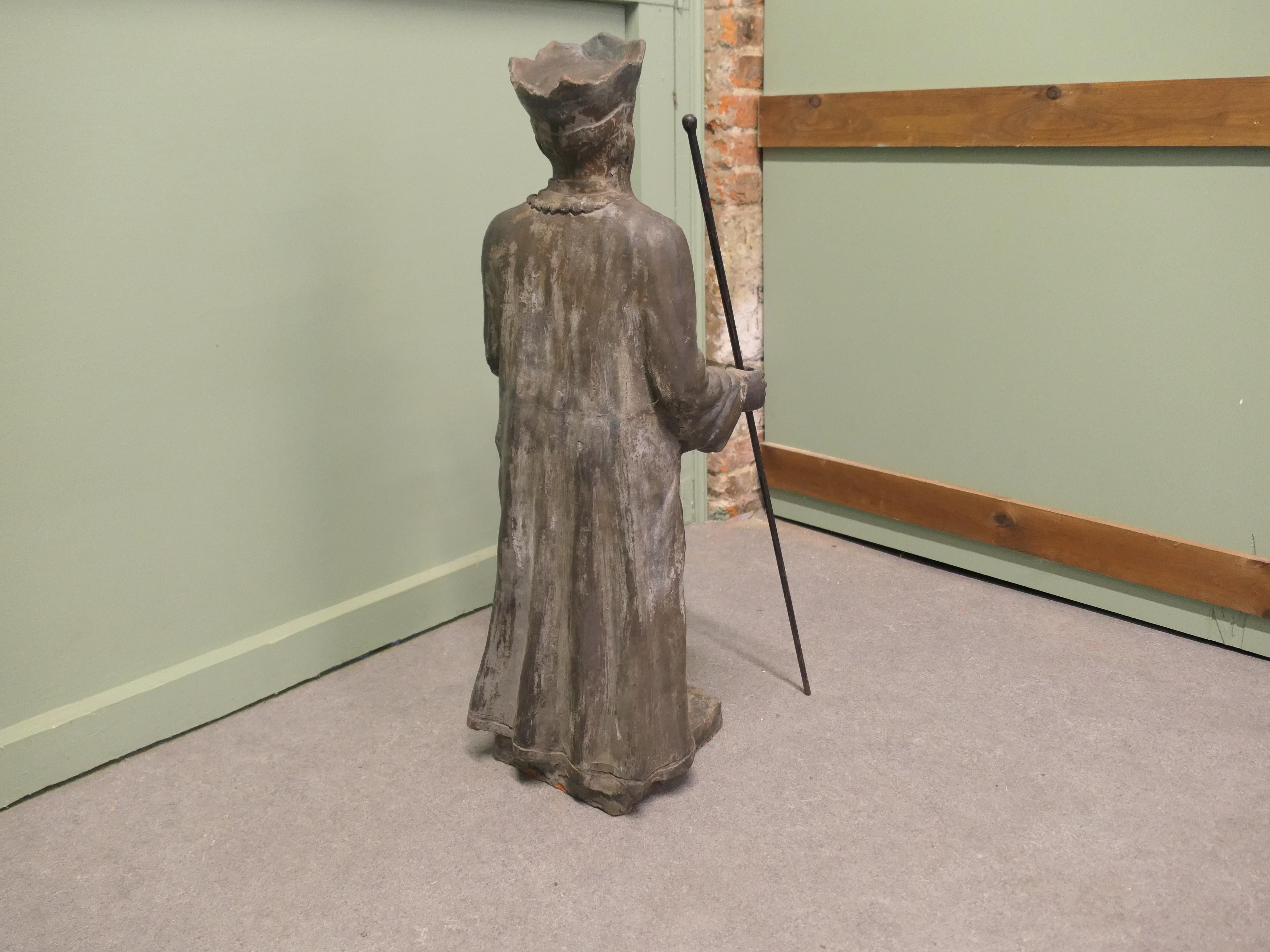 Terre cuite Statue en terre cuite à 3 dimensions Prêtre khmer ou cambodgien en vente