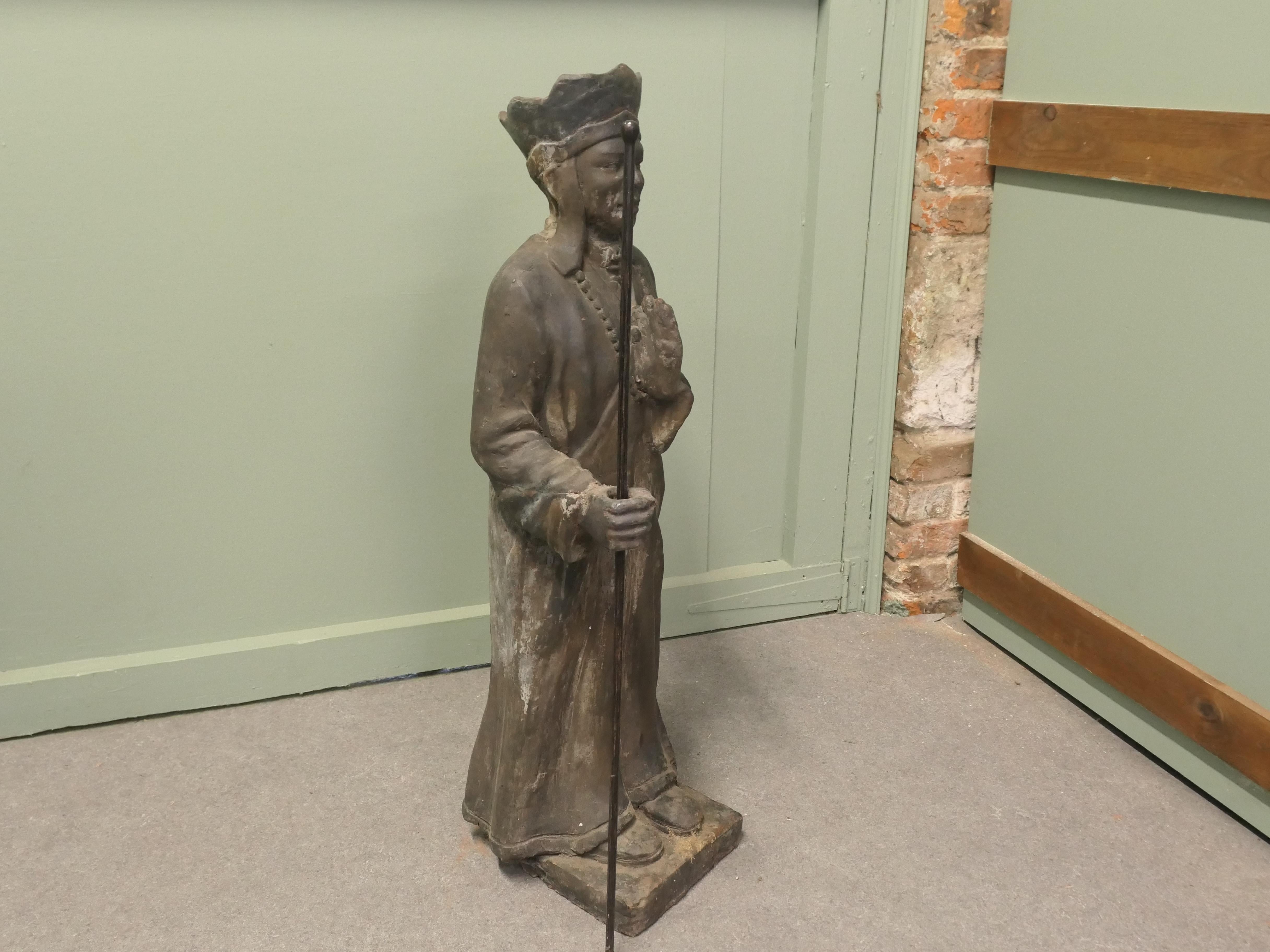 Statue en terre cuite à 3 dimensions Prêtre khmer ou cambodgien en vente 1