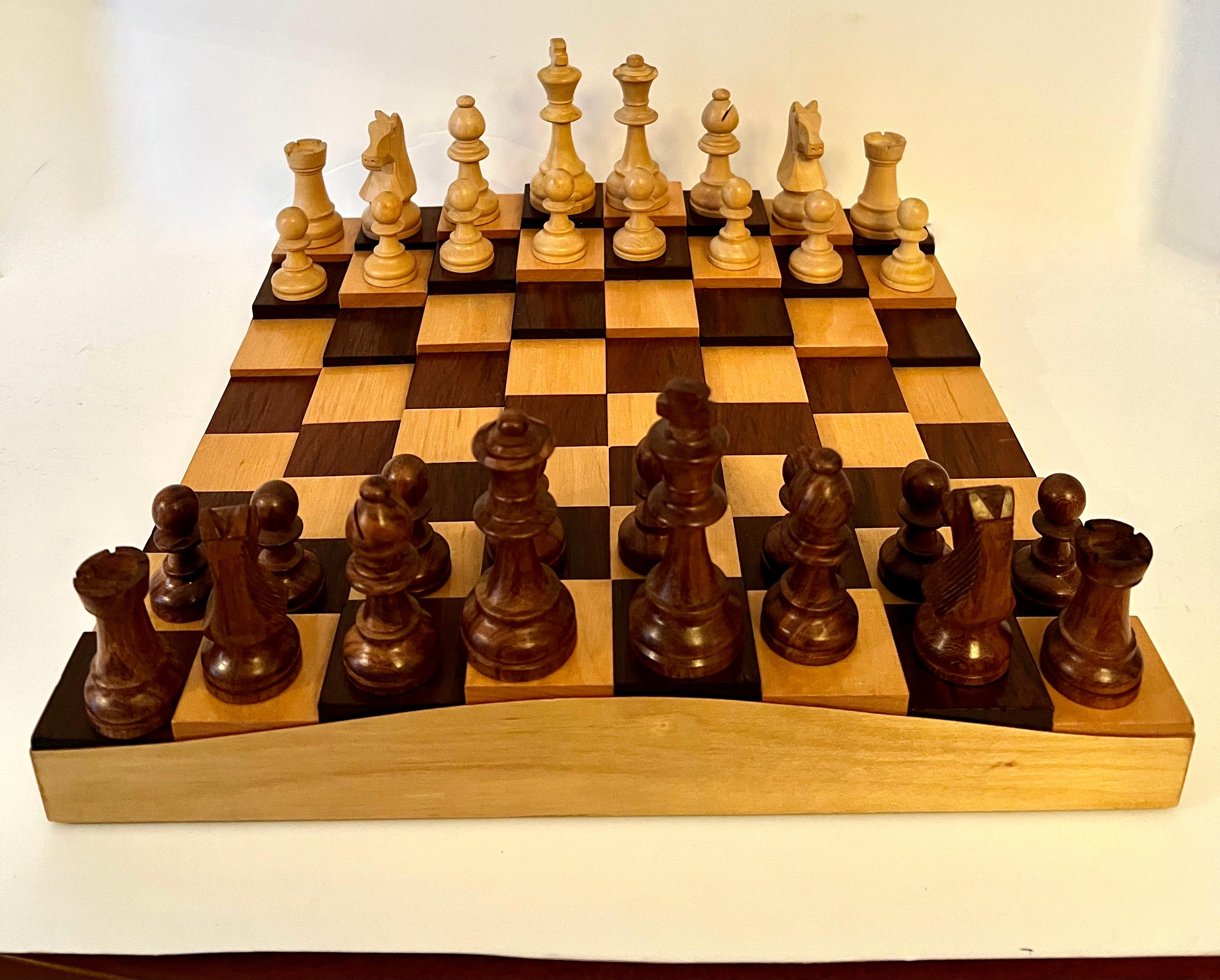 Une façon très originale de jouer aux échecs ou aux dames... le plateau est en escalier, ou en 