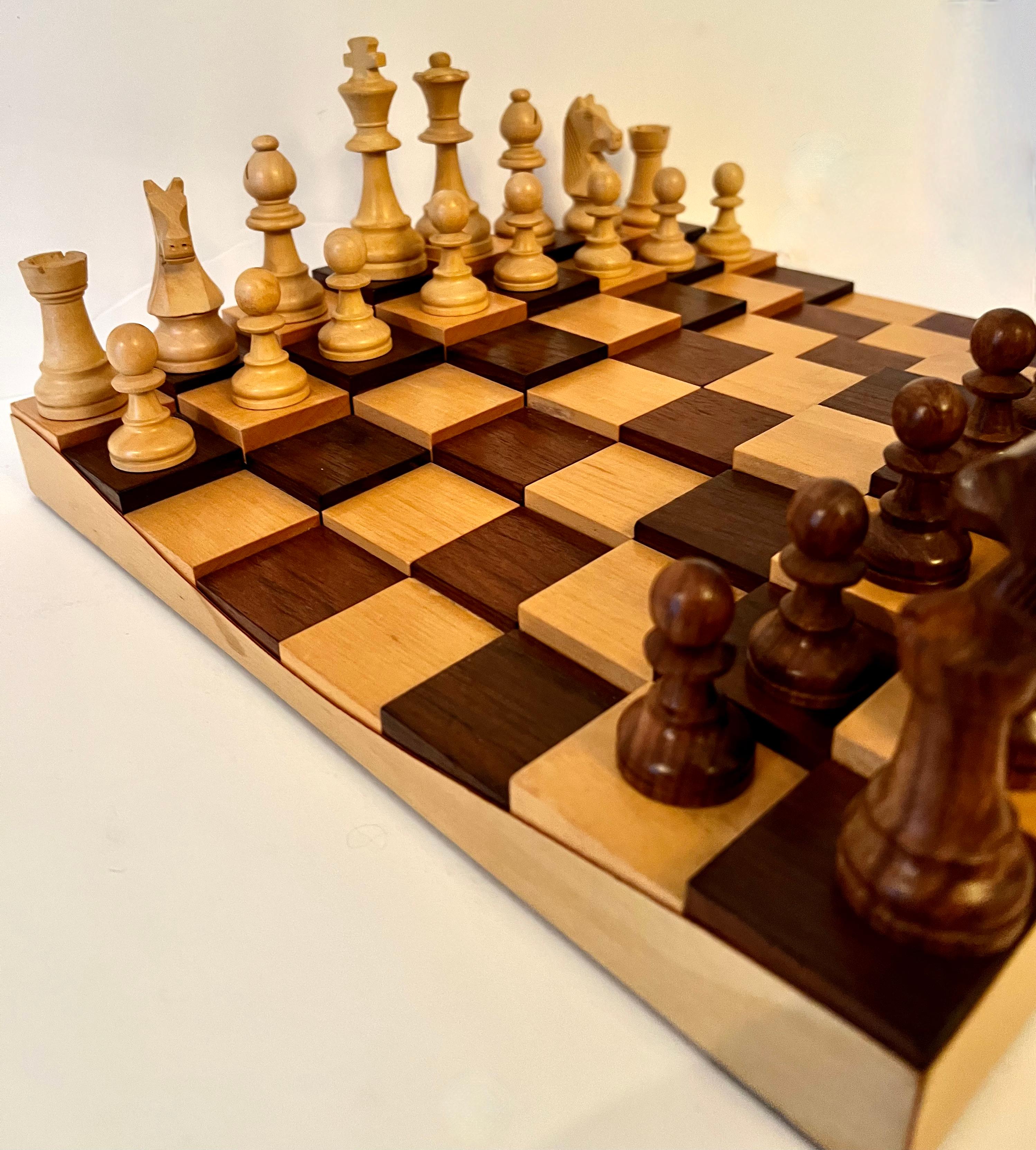 3dimensionales Schach- oder Schachbrett aus Holz mit Schachspielern (Moderne) im Angebot