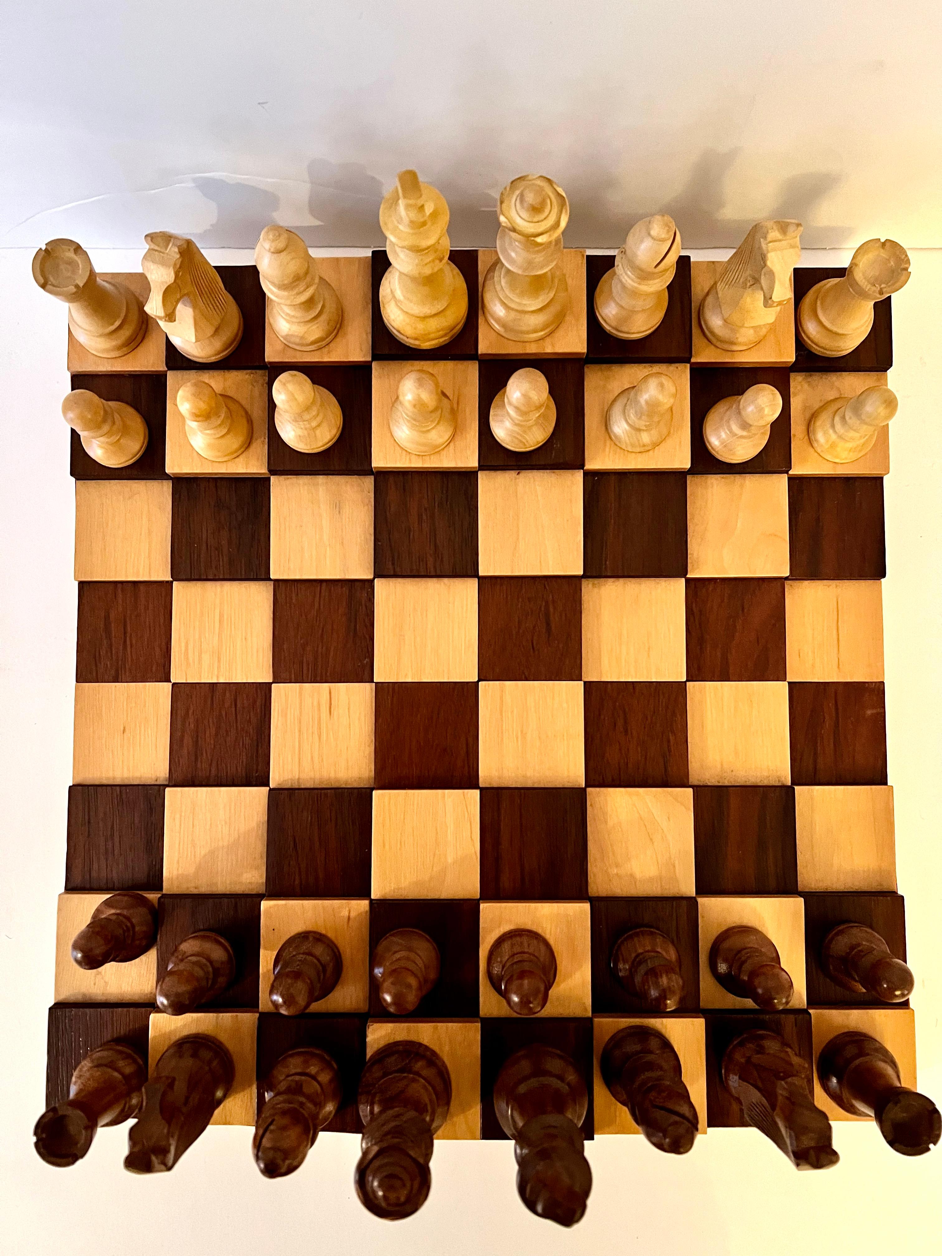 3dimensionales Schach- oder Schachbrett aus Holz mit Schachspielern (Handgefertigt) im Angebot