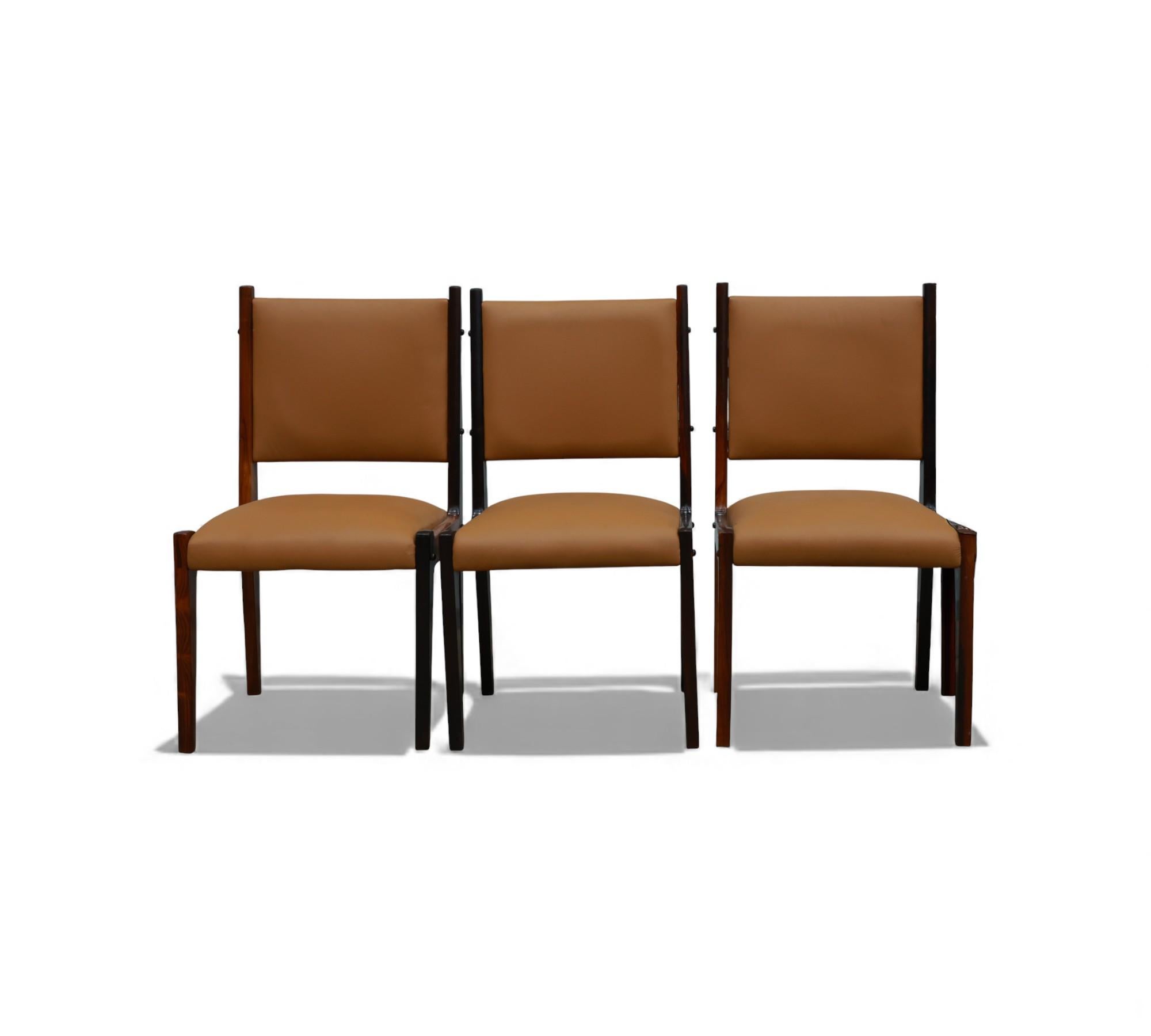 3 Dining Chairs in Hardwood & Leather, Sergio Rodrigues for Bloch, 1960s en Bueno estado para la venta en New York, NY