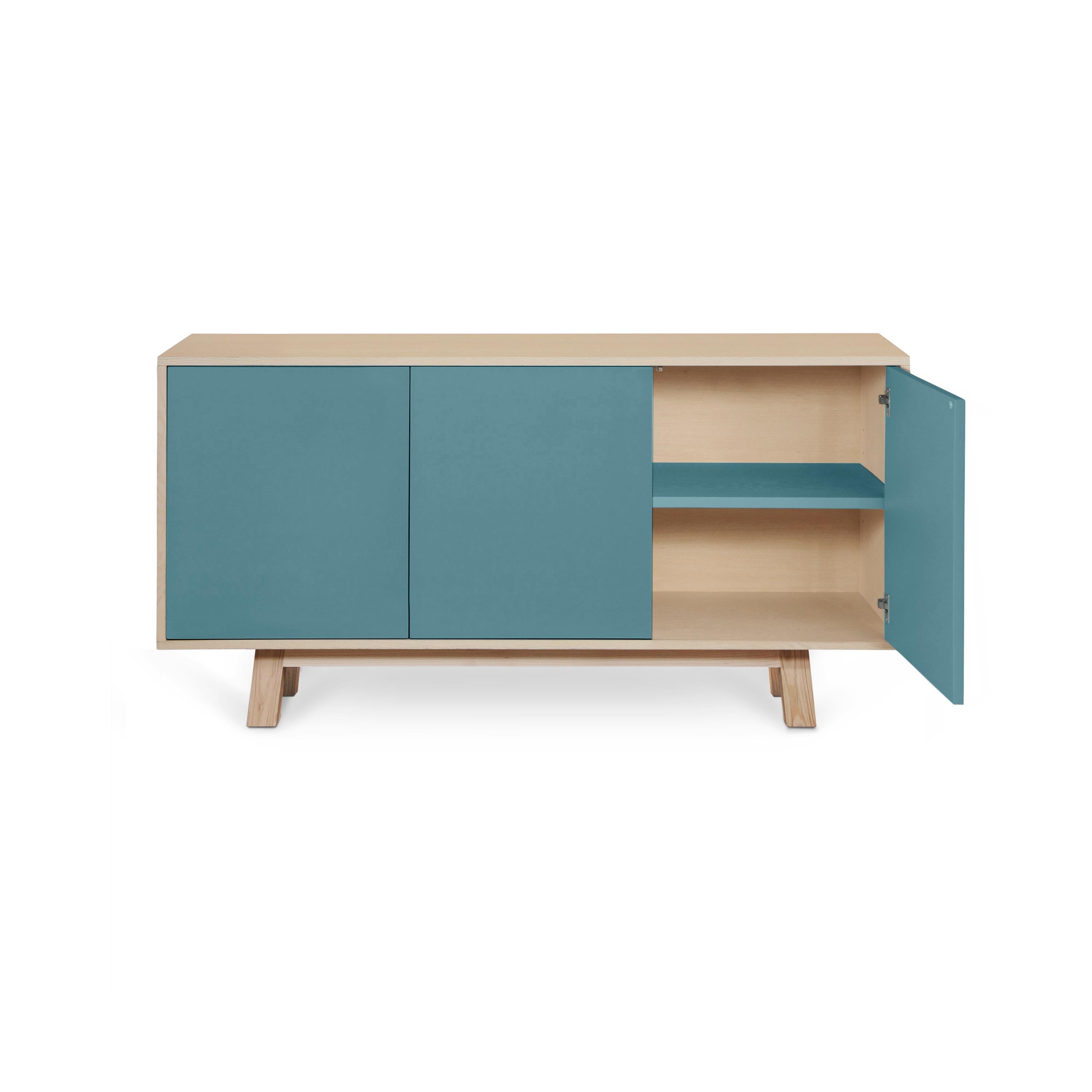 Laccato Credenza francese artigianale a 3 ante di colore azzurro, design Eric Gizard Paris in vendita