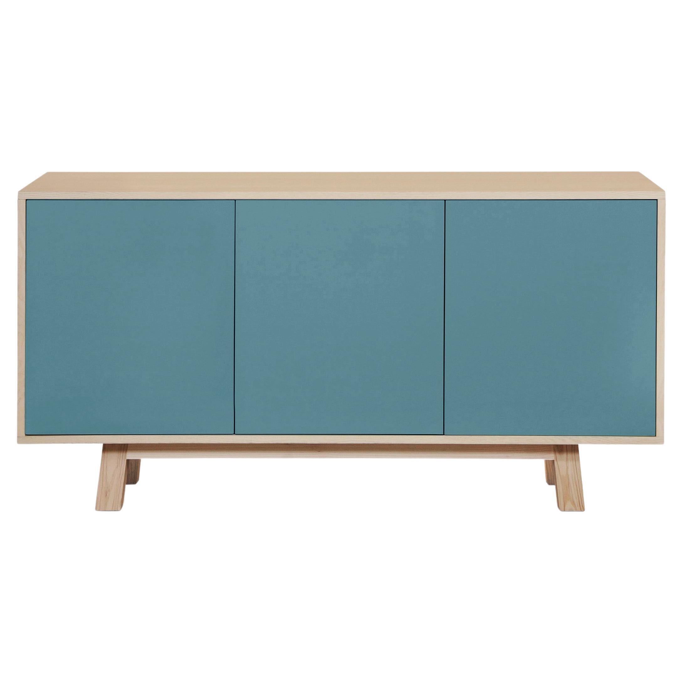 Buffet français artisanal bleu clair à 3 portes, design Eric Gizard Paris
