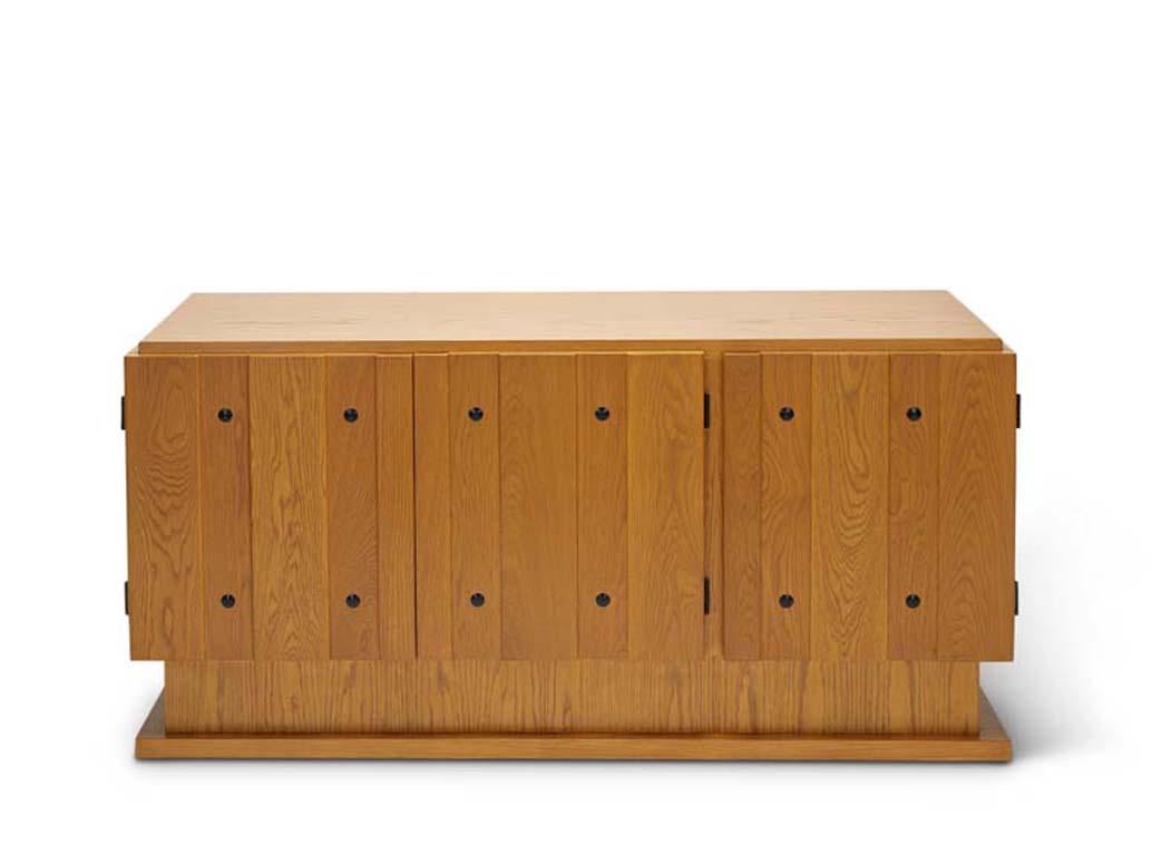 L'armadio Ojai a 3 ante è caratterizzato da ante a listelli con dettagli in ferro e ripiani regolabili. Disponibile in noce americano e quercia bianca.

La collezione Lawson-Fenning è progettata e realizzata a mano a Los Angeles, in California.